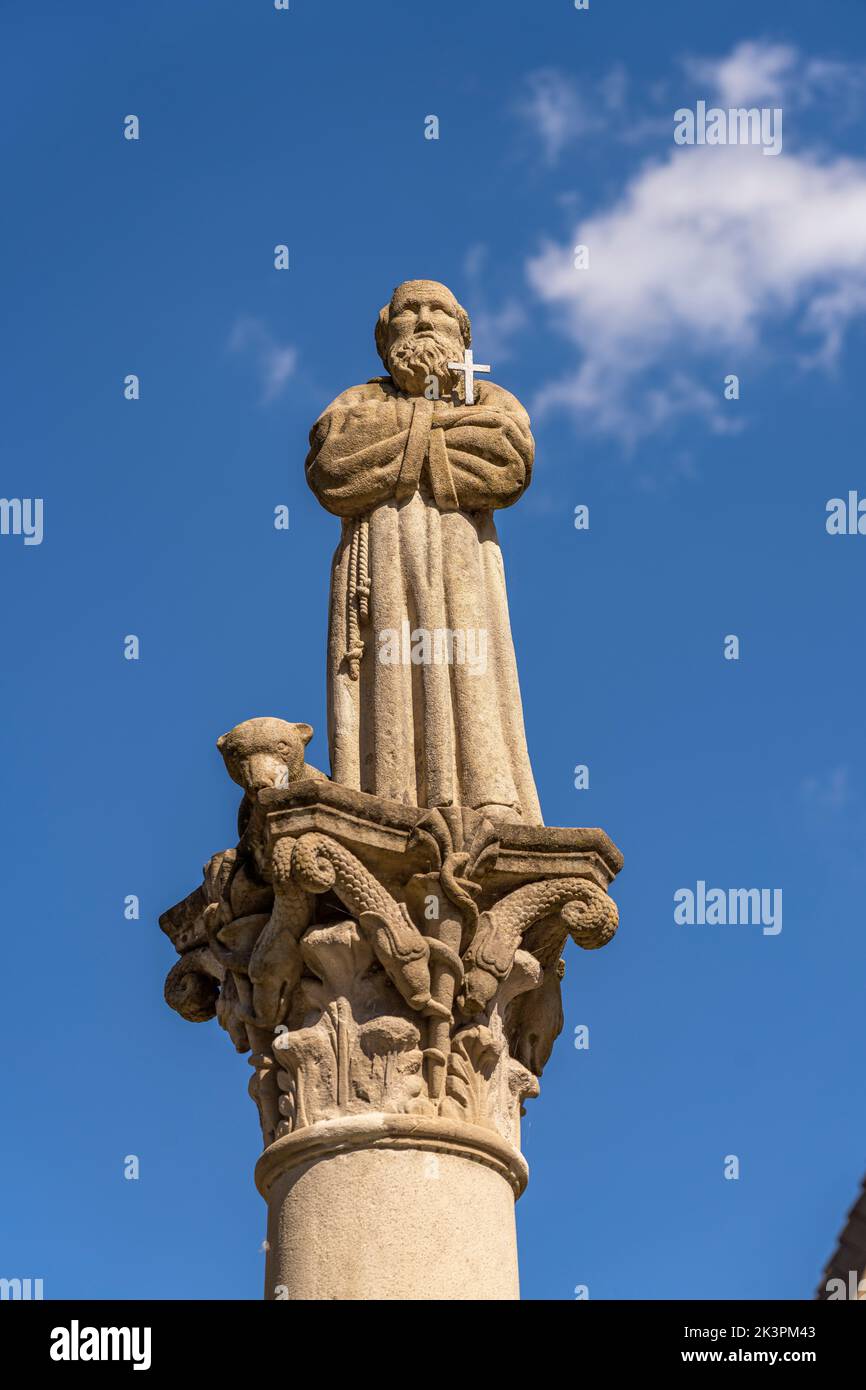 Saint-Ursicinus-Statue auf dem Brunnen Fontaine du Mai in der historischen Altstadt von Saint-Ursanne, Schweiz, Europa | Saint-Ursicinus-Statue on Fonta Banque D'Images