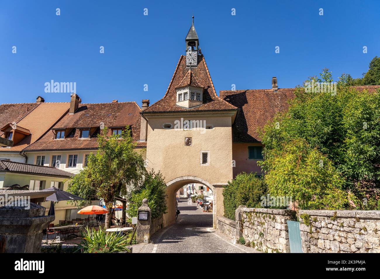 Stadttor porte Saint-Pierre in der Altstadt von Saint-Ursanne, Schweiz, Europa | porte de la ville de la porte Saint-Pierre dans la vieille ville historique de Saint-Ursa Banque D'Images