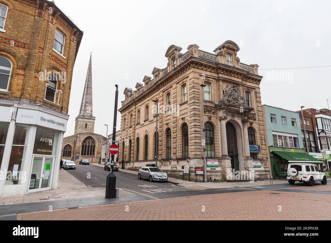 Southampton, Royaume-Uni - 23 avril 2019: Southampton vue sur la rue, St Michael l'église de l'Archange est en arrière-plan Banque D'Images