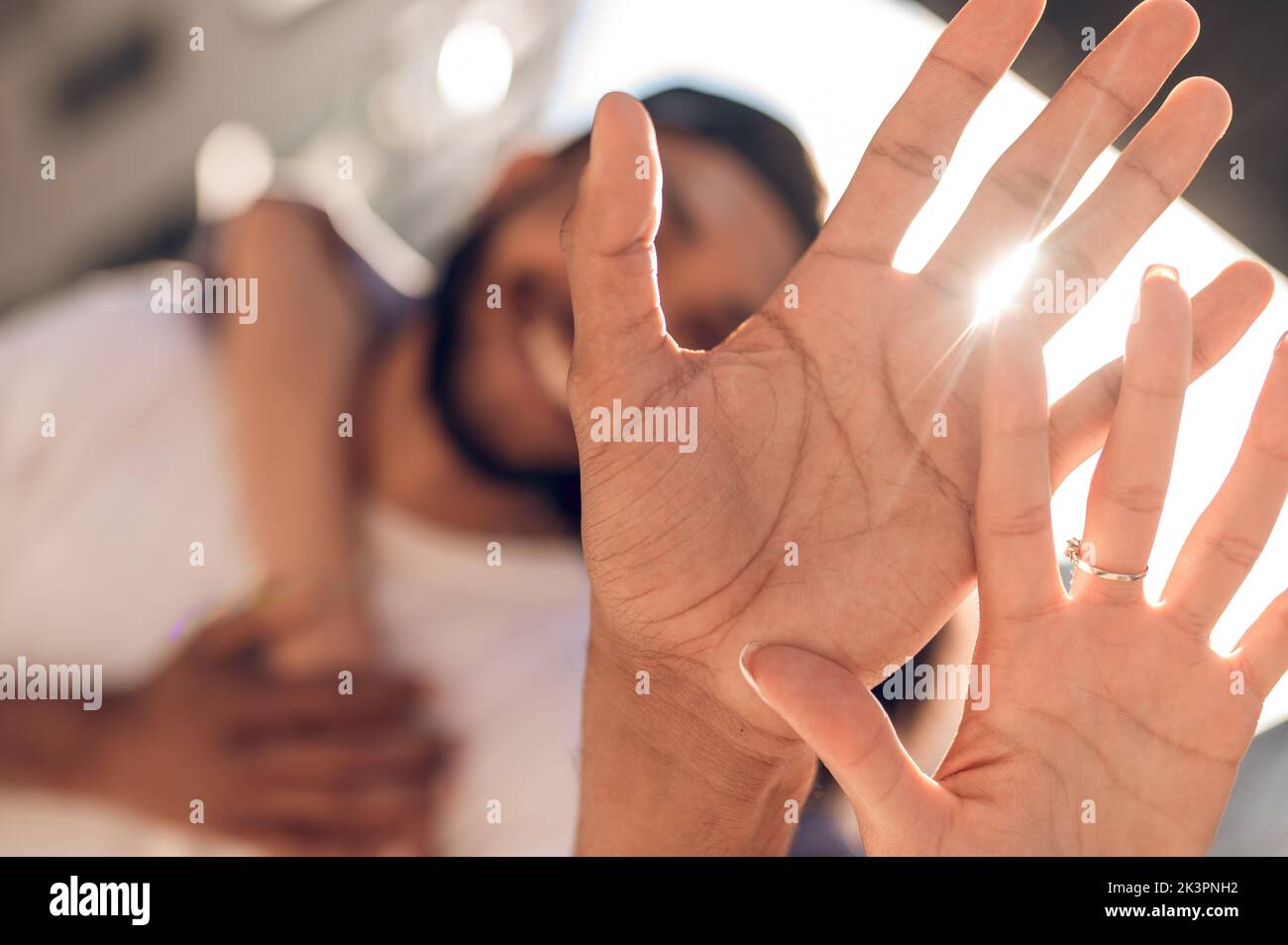 Gros plan sur les mains des hommes et des femmes Banque D'Images