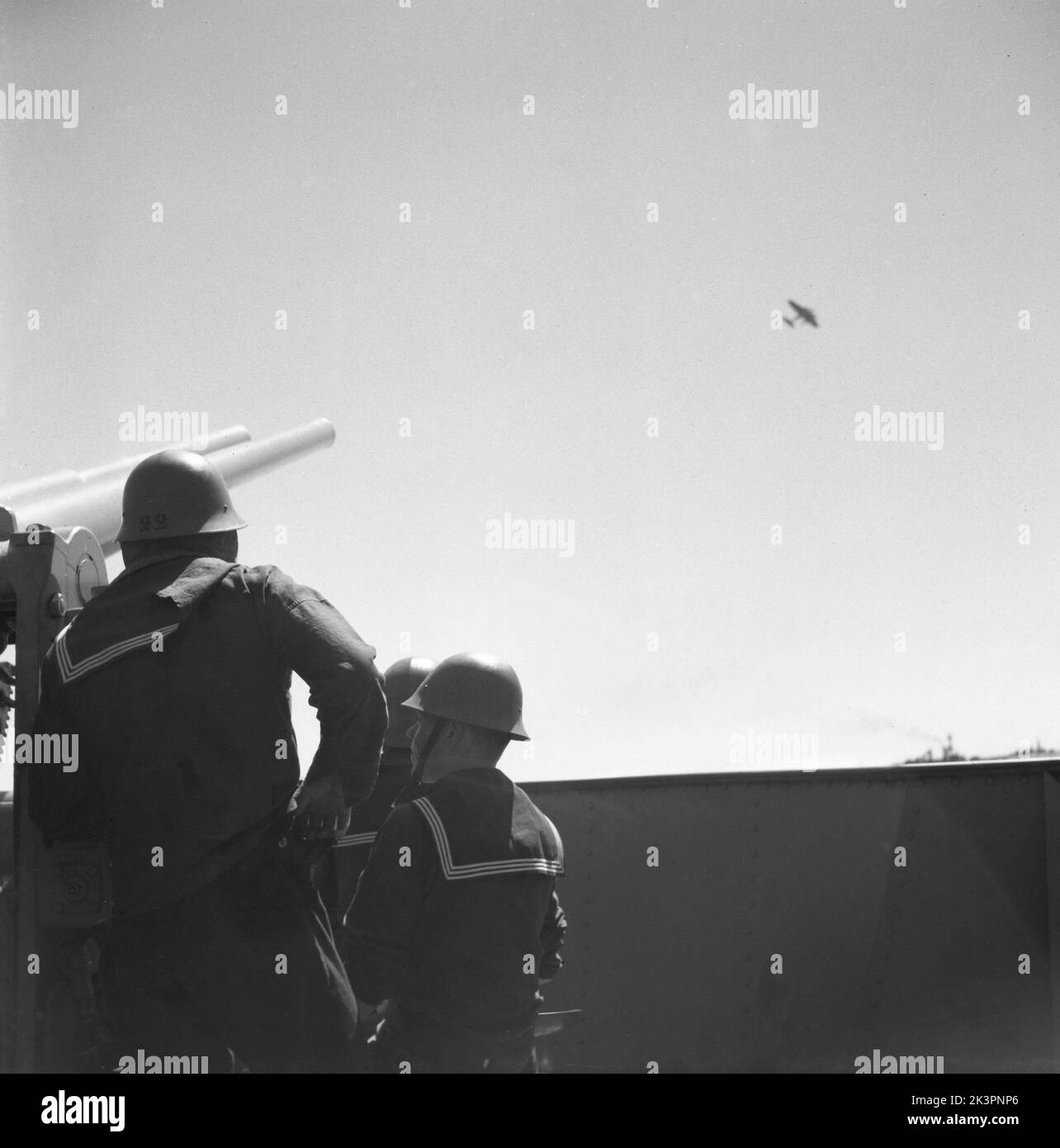 Pendant la Seconde Guerre mondiale Le navire de guerre Sverige pendant les exercices de la marine en mer. Détail de l'équipage du canon antiaérien sur le côté du navire. Suède juin 1940. Kristoffersson réf. 141 Banque D'Images