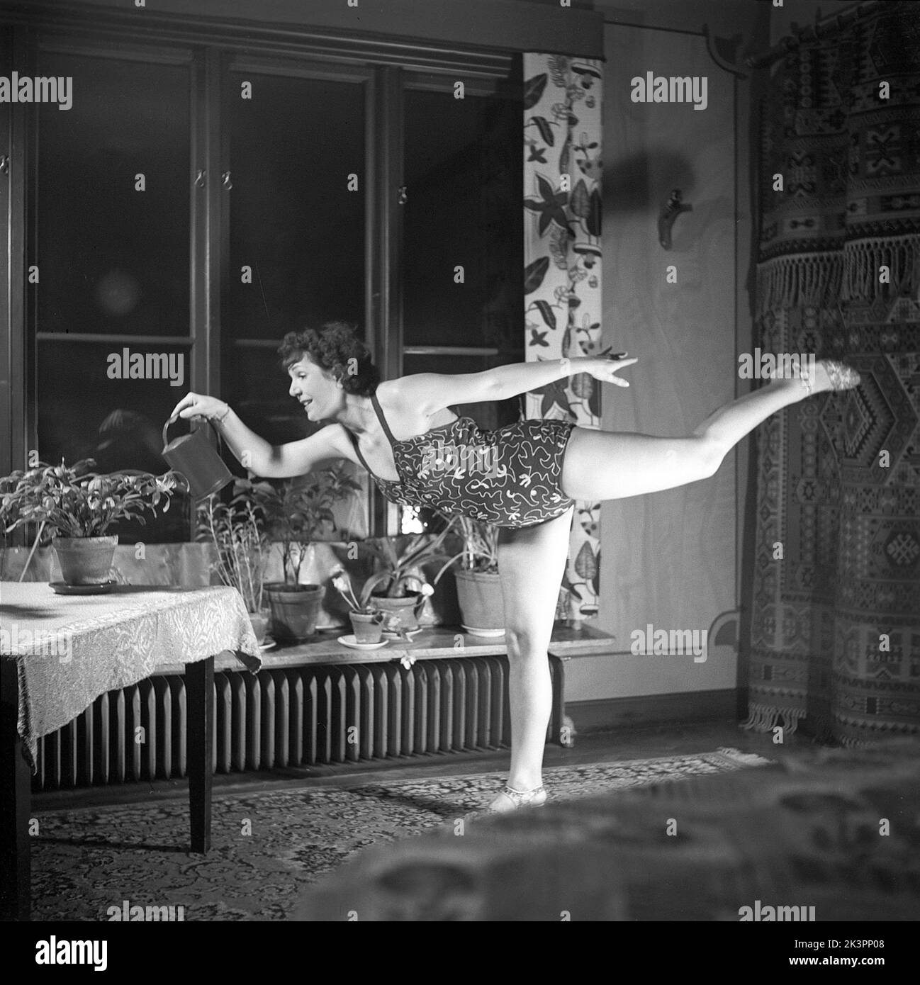 Femme Du 1940s Une Femme Est Vue Pratiquer La Gymnastique Tout En Arrossant Les Plantes Dans 1132