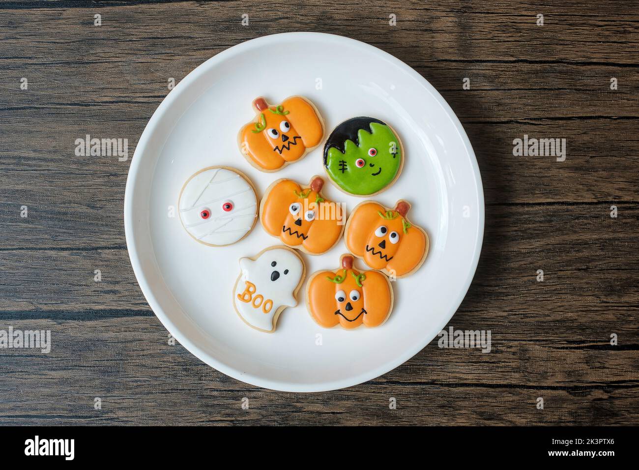 Bonne journée d'Halloween avec des biscuits amusants sur fond de table en bois. Trick or Threat, Bonjour octobre, automne automne automne, fête, fête et concept de vacances Banque D'Images