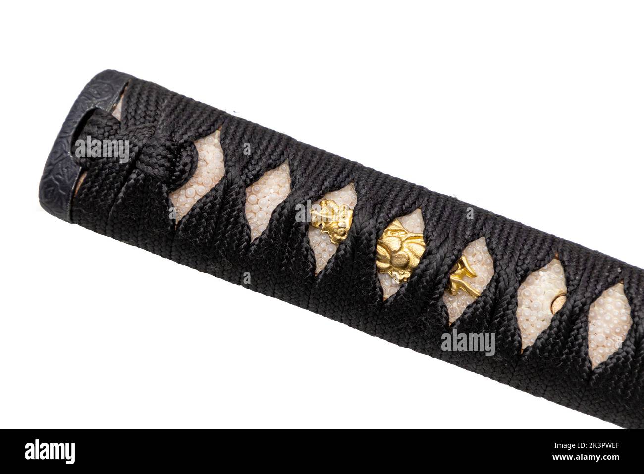 Gros plan de Tsuka - poignée d'épée japonaise enveloppée de fil de soie noir sur peau de rayon blanc avec un petit morceau de décoration d'or appelé Menuki iso Banque D'Images