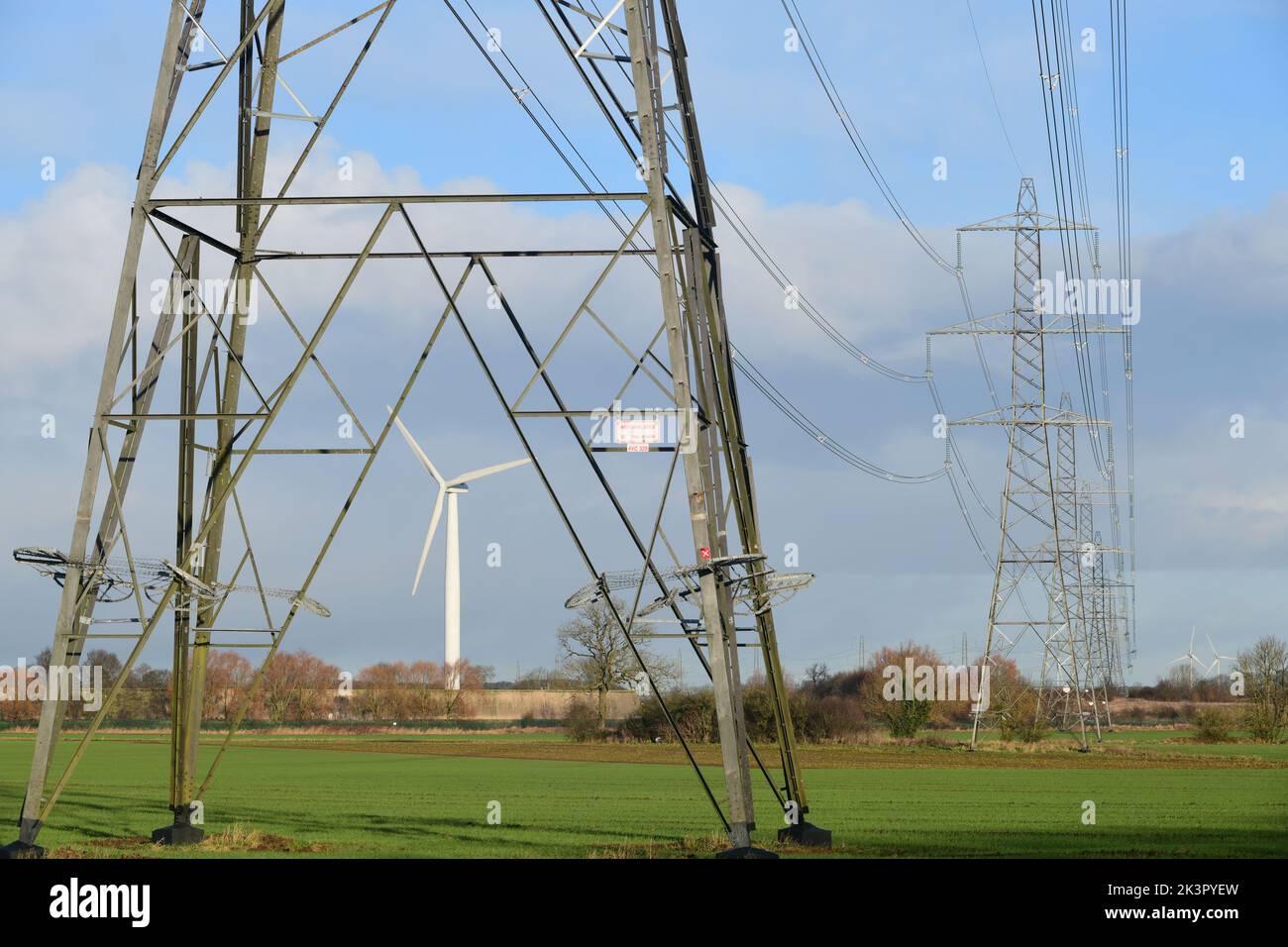 en regardant à travers des pylônes d'électricité géants jusqu'au moulin à vent selby yorshire royaume-uni Banque D'Images