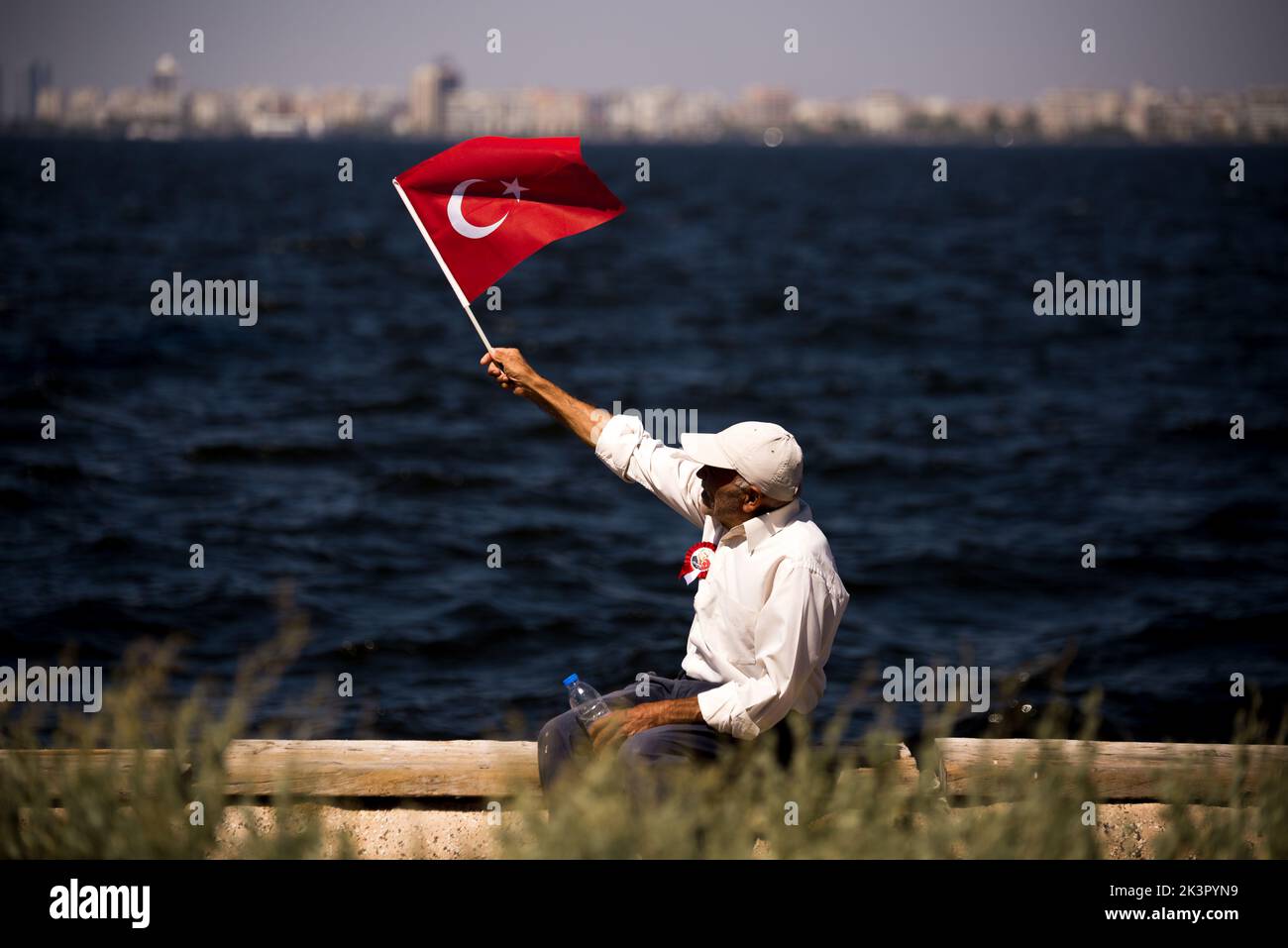 Izmir, Turquie - 9 septembre 2022 : homme âgé avec un drapeau turc le jour de la liberté d'izmir sur la place de la République d'Izmir Turquie. Banque D'Images