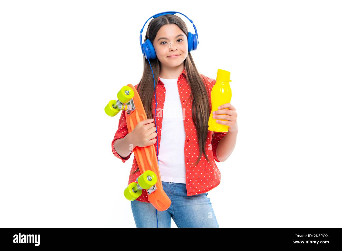 Belle et mode jeune fille de l'adolescence posant avec le skateboard et le casque. Mode de vie de rue adolescent. Banque D'Images