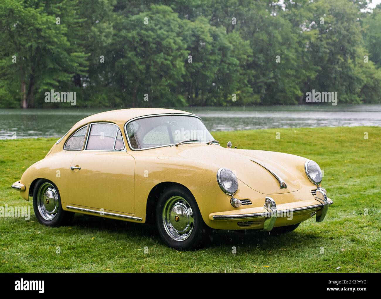 GROSSE POINTE SHORES, MI/États-Unis - 17 JUIN 2019 : promenade à l'eau sur une Porsche 356 SC 1964, spectacle de voitures EyesOn Design, Edsel & Eleanor Ford House. Banque D'Images