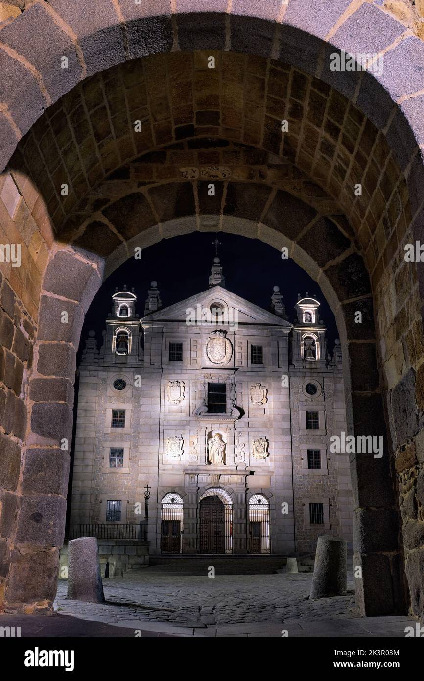 L'église Santa Teresa vue par la porte des murs la nuit à Avila, Castilla y Leon, Espagne Banque D'Images