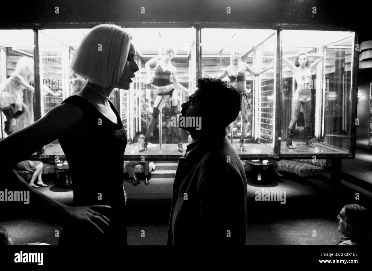 Rie Rasmussen & Jamel Debbouze film: Angel-A (2005) personnages: Angel-A & Andre Directeur: Luc Besson 21 décembre 2005 **AVERTISSEMENT** cette photographie est à usage éditorial exclusif et est le copyright de CANAL+ et/ou le photographe assigné par la Société de film ou de production et ne peut être reproduite que par des publications dans le cadre de la promotion du film ci-dessus. Un crédit obligatoire pour CANAL+ est requis. Le photographe doit également être crédité lorsqu'il est connu. Aucune utilisation commerciale ne peut être accordée sans l'autorisation écrite de la Société du film. Banque D'Images