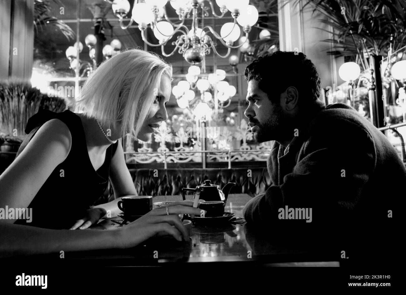 Rie Rasmussen & Jamel Debbouze film: Angel-A (2005) personnages: Angel-A & Andre Directeur: Luc Besson 21 décembre 2005 **AVERTISSEMENT** cette photographie est à usage éditorial exclusif et est le copyright de CANAL+ et/ou le photographe assigné par la Société de film ou de production et ne peut être reproduite que par des publications dans le cadre de la promotion du film ci-dessus. Un crédit obligatoire pour CANAL+ est requis. Le photographe doit également être crédité lorsqu'il est connu. Aucune utilisation commerciale ne peut être accordée sans l'autorisation écrite de la Société du film. Banque D'Images