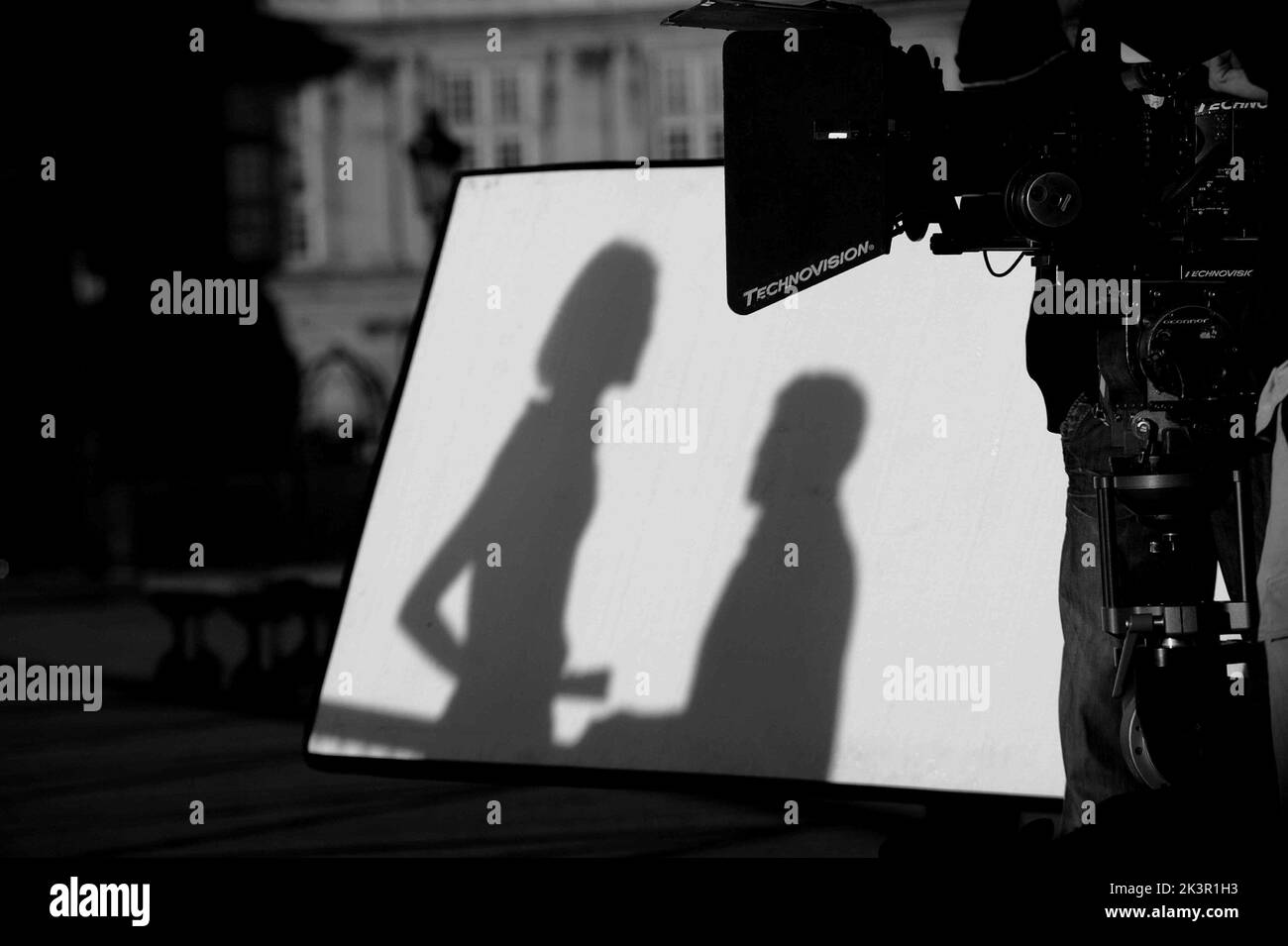 Rie Rasmussen & Jamel Debbouze film: Angel-A (2005) personnages: Angel-A & Andre Directeur: Luc Besson 21 décembre 2005 **AVERTISSEMENT** cette photographie est à usage éditorial exclusif et est le copyright de CANAL+ et/ou le photographe assigné par la Société de film ou de production et ne peut être reproduite que par des publications dans le cadre de la promotion du film ci-dessus. Un crédit obligatoire pour CANAL+ est requis. Le photographe doit également être crédité lorsqu'il est connu. Aucune utilisation commerciale ne peut être accordée sans l'autorisation écrite de la Société du film. Banque D'Images