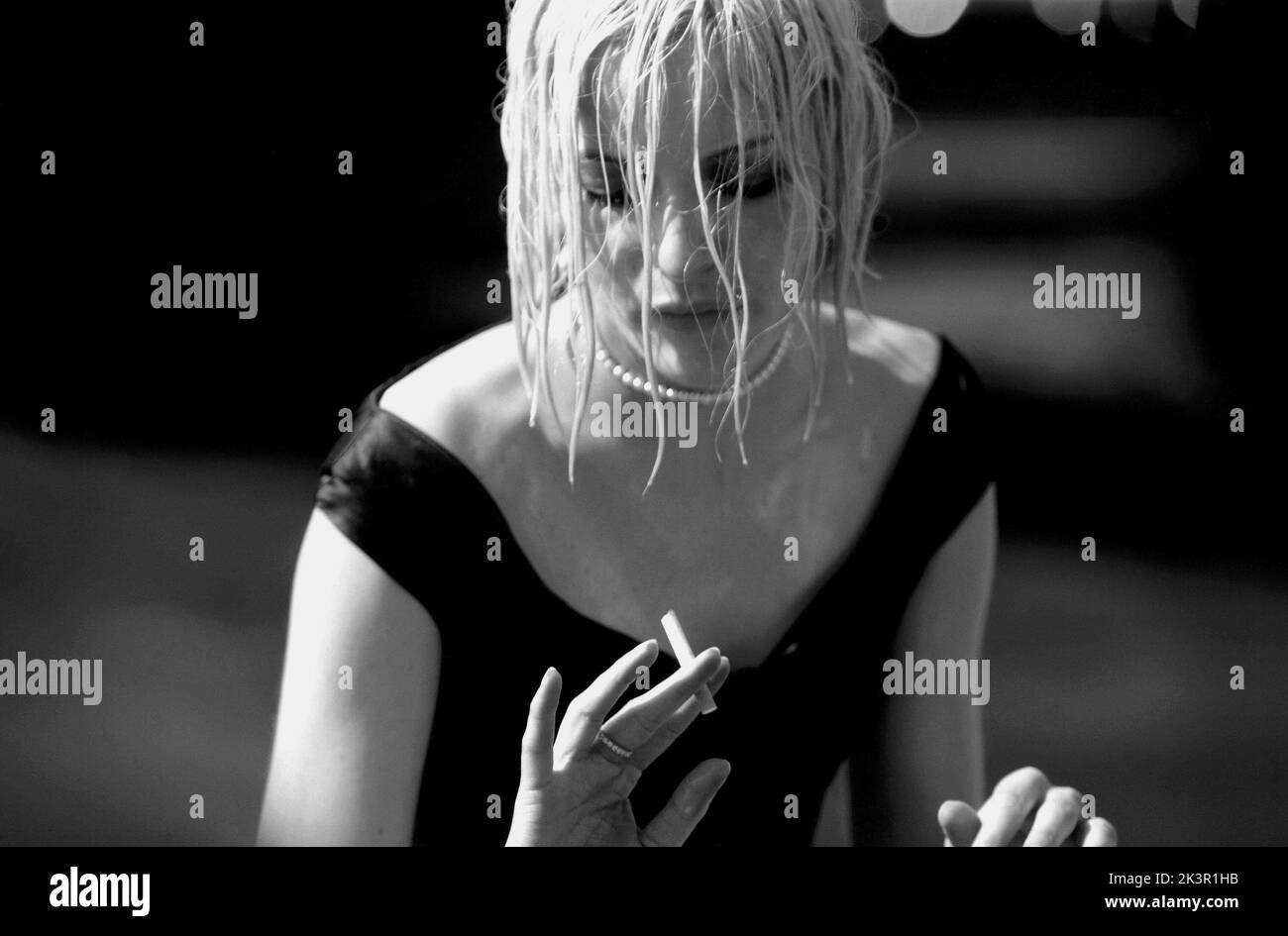 Rie Rasmussen film: Angel-A (2005) personnages: Angel-A Directeur: Luc Besson 21 décembre 2005 **AVERTISSEMENT** cette photographie est à usage éditorial exclusif et est le copyright de CANAL+ et/ou le photographe assigné par la Société de film ou de production et ne peut être reproduite que par des publications dans le cadre de la promotion du film ci-dessus. Un crédit obligatoire pour CANAL+ est requis. Le photographe doit également être crédité lorsqu'il est connu. Aucune utilisation commerciale ne peut être accordée sans l'autorisation écrite de la Société du film. Banque D'Images