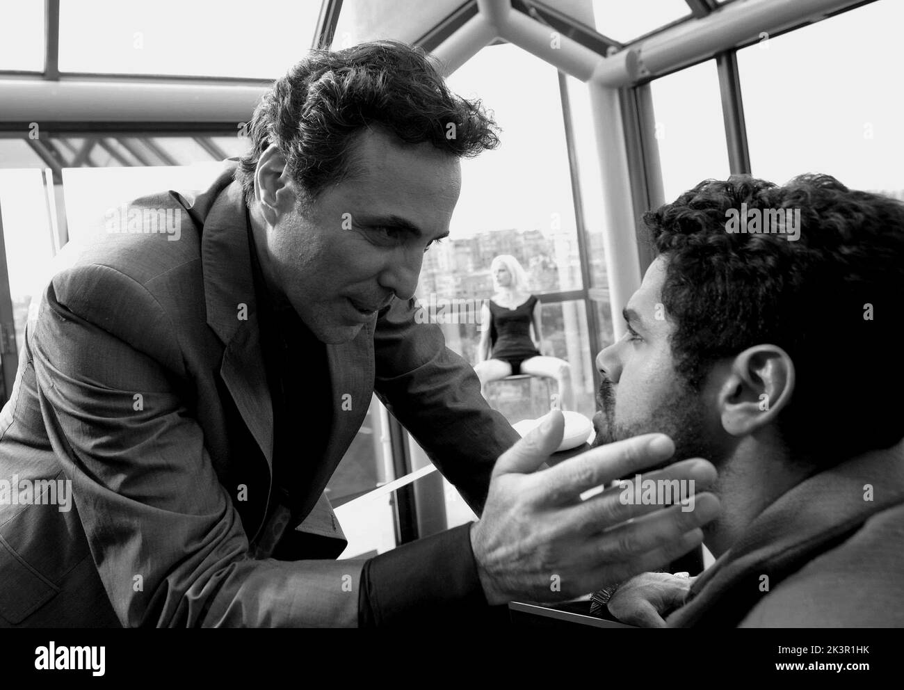 Gilbert Melki, Rie Rasmussen & Jamel Debbouze film: Angel-A (2005) personnages: Franck,Angel-A & Andre Directeur: Luc Besson 21 décembre 2005 **AVERTISSEMENT** cette photographie est à usage éditorial exclusif et est le copyright de CANAL+ et/ou le photographe assigné par la Société de film ou de production et ne peut être reproduite que par des publications dans le cadre de la promotion du film ci-dessus. Un crédit obligatoire pour CANAL+ est requis. Le photographe doit également être crédité lorsqu'il est connu. Aucune utilisation commerciale ne peut être accordée sans l'autorisation écrite de la Société du film. Banque D'Images