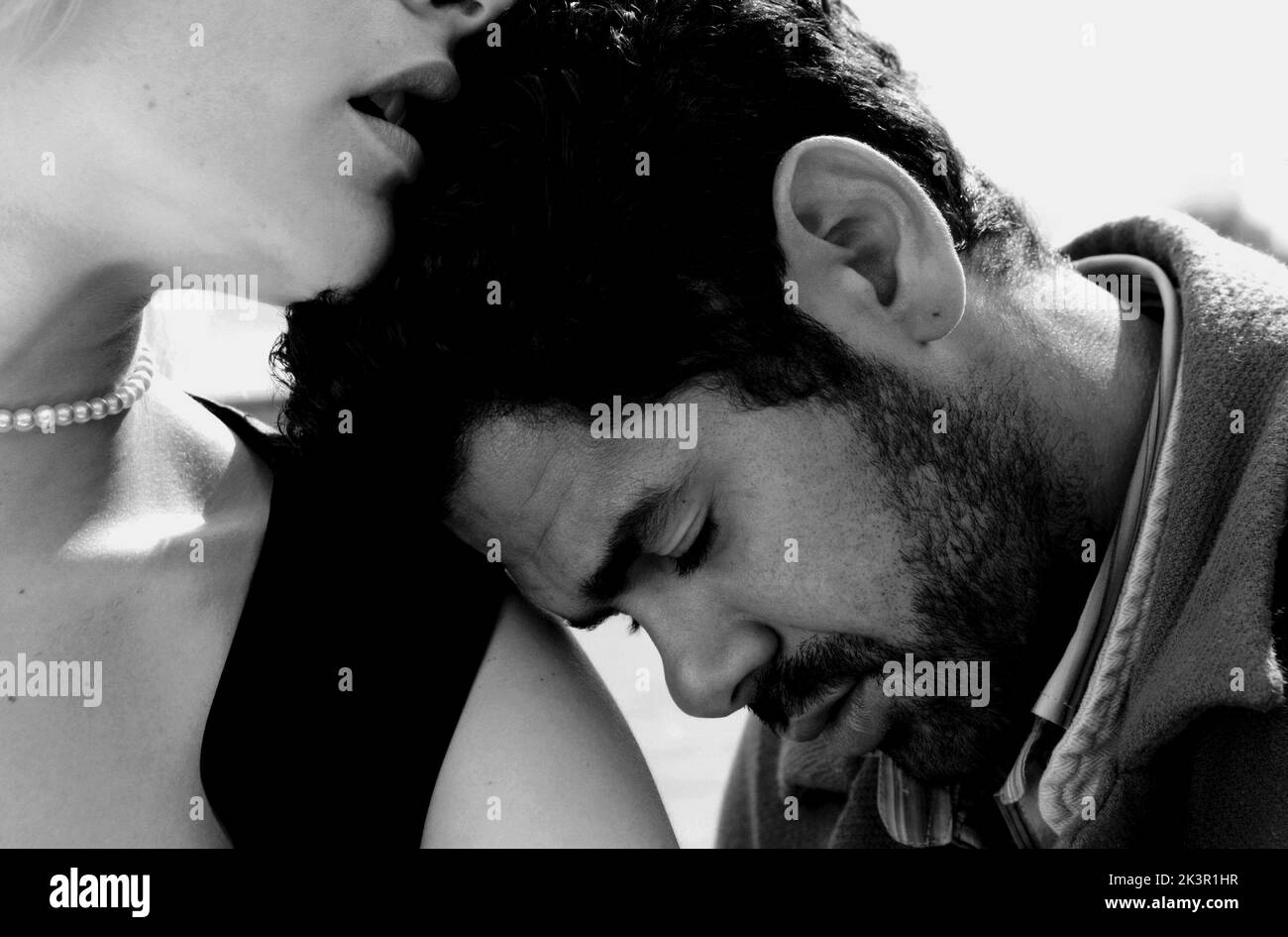 Rie Rasmussen & Jamel Debbouze film: Angel-A (2005) personnages: Angel-A & Andre Directeur: Luc Besson 21 décembre 2005 **AVERTISSEMENT** cette photographie est à usage éditorial exclusif et est le copyright de CANAL+ et/ou le photographe assigné par la Société de film ou de production et ne peut être reproduite que par des publications dans le cadre de la promotion du film ci-dessus. Un crédit obligatoire pour CANAL+ est requis. Le photographe doit également être crédité lorsqu'il est connu. Aucune utilisation commerciale ne peut être accordée sans l'autorisation écrite de la Société du film. Banque D'Images