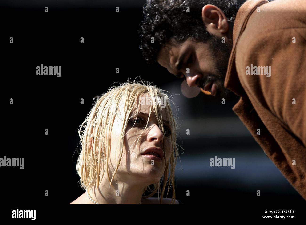 Rie Rasmussen & Jamel Debbouze film: Angel-A (2005) personnages: Angel-A & Andre Directeur: Luc Besson 21 décembre 2005 **AVERTISSEMENT** cette photographie est à usage éditorial exclusif et est le copyright de CANAL+ et/ou le photographe assigné par la Société de film ou de production et ne peut être reproduite que par des publications dans le cadre de la promotion du film ci-dessus. Un crédit obligatoire pour CANAL+ est requis. Le photographe doit également être crédité lorsqu'il est connu. Aucune utilisation commerciale ne peut être accordée sans l'autorisation écrite de la Société du film. Banque D'Images