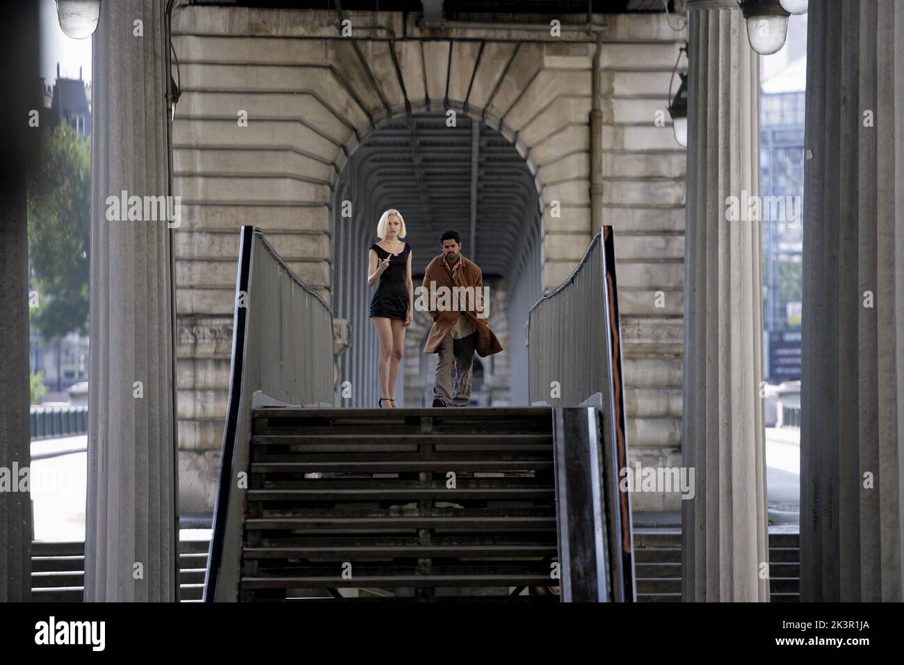 Rie Rasmussen & Jamel Debbouze film: Angel-A (2005) personnages: Angel-A & Andre Directeur: Luc Besson 21 décembre 2005 **AVERTISSEMENT** cette photographie est à usage éditorial exclusif et est le copyright de CANAL+ et/ou le photographe assigné par la Société de film ou de production et ne peut être reproduite que par des publications dans le cadre de la promotion du film ci-dessus. Un crédit obligatoire pour CANAL+ est requis. Le photographe doit également être crédité lorsqu'il est connu. Aucune utilisation commerciale ne peut être accordée sans l'autorisation écrite de la Société du film. Banque D'Images