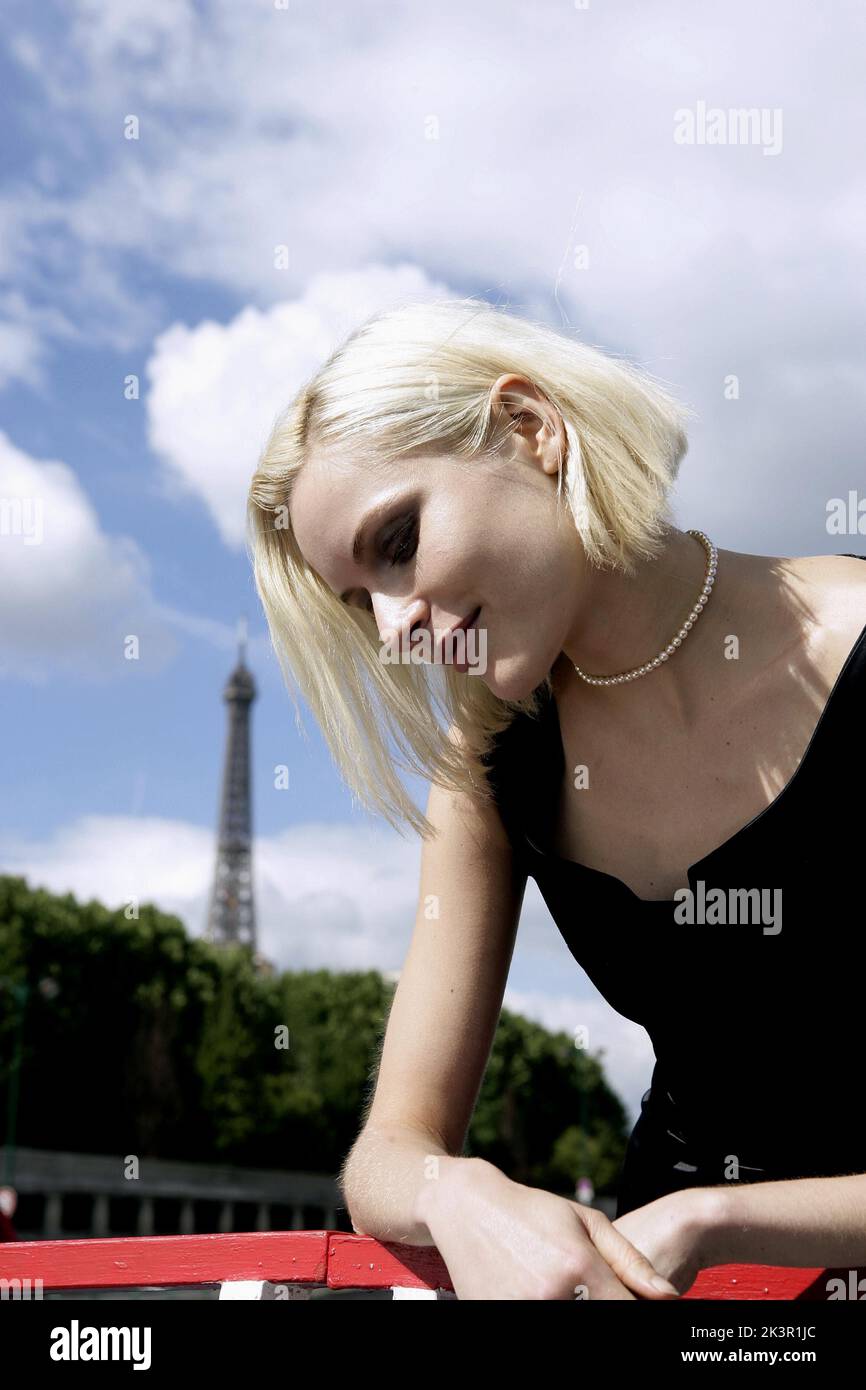 Rie Rasmussen film: Angel-A (2005) personnages: Angel-A Directeur: Luc Besson 21 décembre 2005 **AVERTISSEMENT** cette photographie est à usage éditorial exclusif et est le copyright de CANAL+ et/ou le photographe assigné par la Société de film ou de production et ne peut être reproduite que par des publications dans le cadre de la promotion du film ci-dessus. Un crédit obligatoire pour CANAL+ est requis. Le photographe doit également être crédité lorsqu'il est connu. Aucune utilisation commerciale ne peut être accordée sans l'autorisation écrite de la Société du film. Banque D'Images