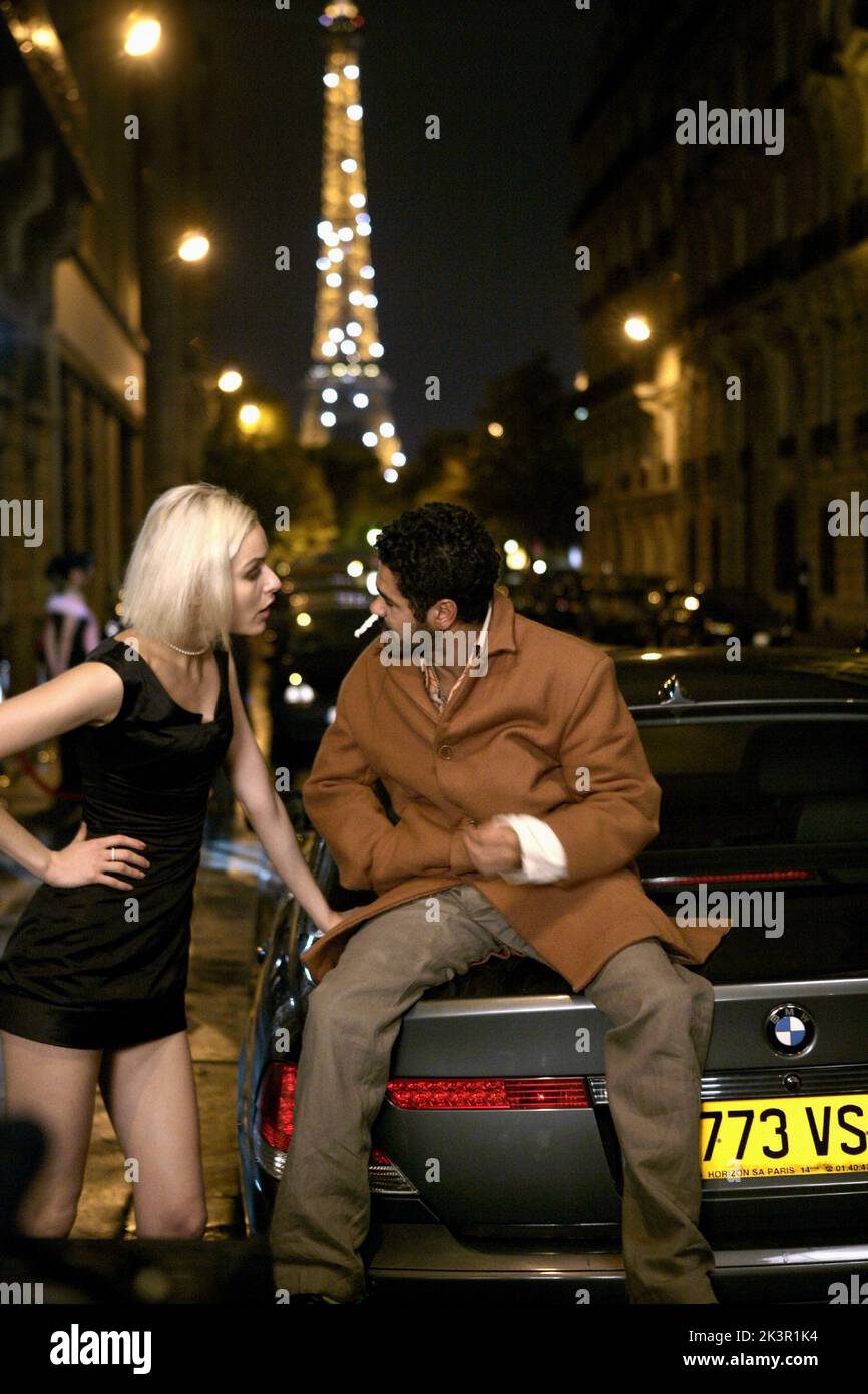 Rie Rasmussen & Jamel Debbouze film: Angel-A (2005) personnages: Angel-A & Andre Directeur: Luc Besson 21 décembre 2005 **AVERTISSEMENT** cette photographie est à usage éditorial exclusif et est le copyright de CANAL+ et/ou le photographe assigné par la Société de film ou de production et ne peut être reproduite que par des publications dans le cadre de la promotion du film ci-dessus. Un crédit obligatoire pour CANAL+ est requis. Le photographe doit également être crédité lorsqu'il est connu. Aucune utilisation commerciale ne peut être accordée sans l'autorisation écrite de la Société du film. Banque D'Images