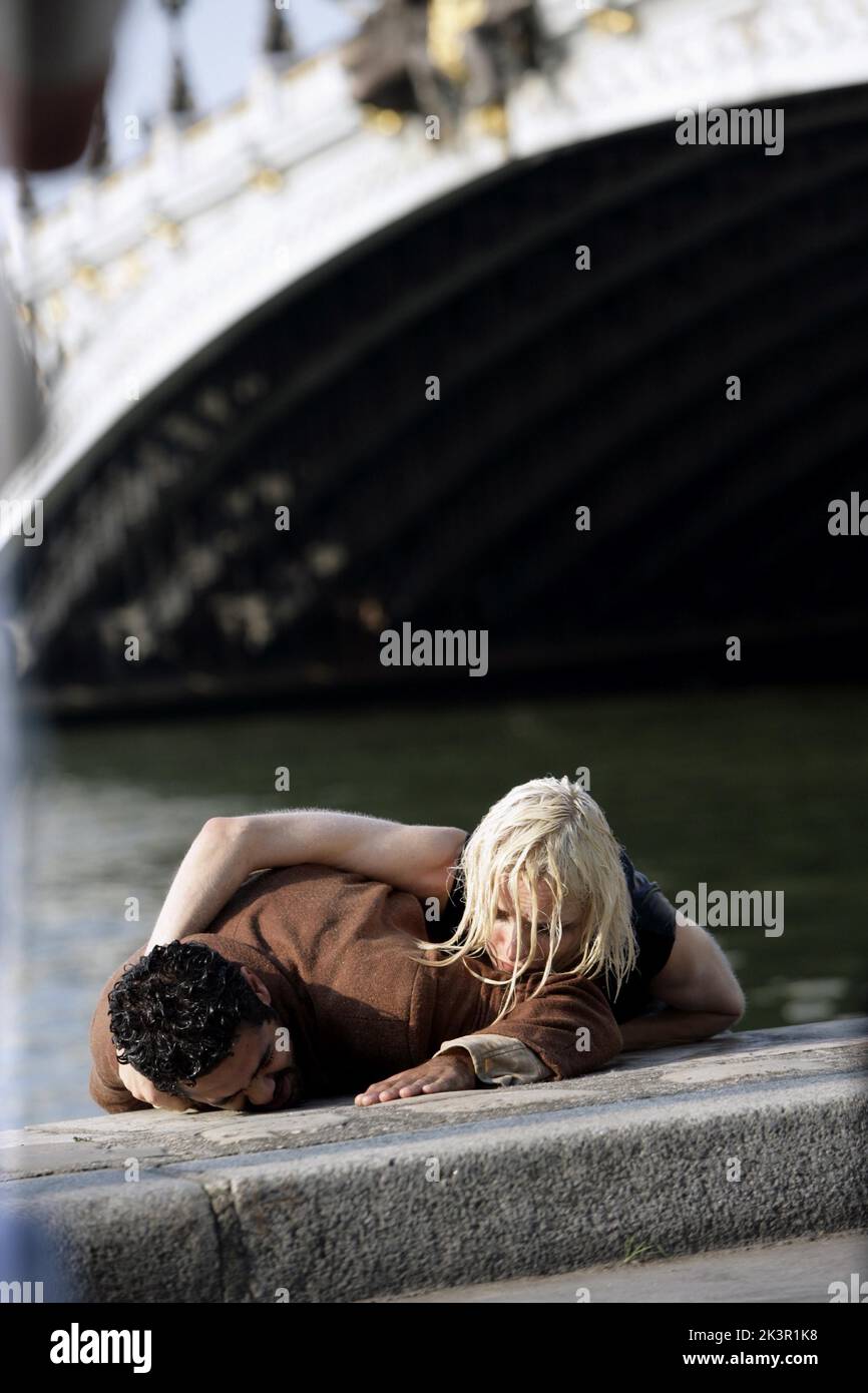 Jamel Debbouze & Rie Rasmussen film: Angel-A (2005) personnages: Andre & Angel-A réalisateur: Luc Besson 21 décembre 2005 **AVERTISSEMENT** cette photographie est à usage éditorial exclusif et est le copyright de CANAL+ et/ou le photographe assigné par la Société de film ou de production et ne peut être reproduite que par des publications dans le cadre de la promotion du film ci-dessus. Un crédit obligatoire pour CANAL+ est requis. Le photographe doit également être crédité lorsqu'il est connu. Aucune utilisation commerciale ne peut être accordée sans l'autorisation écrite de la Société du film. Banque D'Images