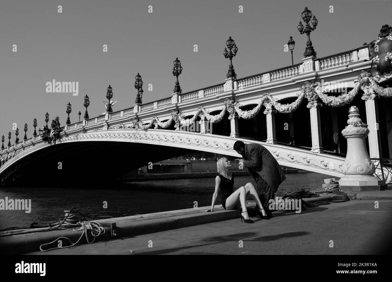 Rie Rasmussen & Jamel Debbouze film: Angel-A (2005) personnages: Angel-A & Andre Directeur: Luc Besson 21 décembre 2005 **AVERTISSEMENT** cette photographie est à usage éditorial exclusif et est le copyright de CANAL+ et/ou le photographe assigné par la Société de film ou de production et ne peut être reproduite que par des publications dans le cadre de la promotion du film ci-dessus. Un crédit obligatoire pour CANAL+ est requis. Le photographe doit également être crédité lorsqu'il est connu. Aucune utilisation commerciale ne peut être accordée sans l'autorisation écrite de la Société du film. Banque D'Images