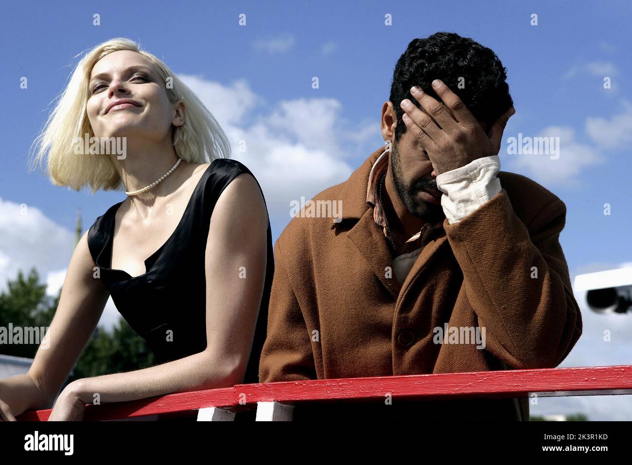 Rie Rasmussen & Jamel Debbouze film: Angel-A (2005) personnages: Angel-A & Andre Directeur: Luc Besson 21 décembre 2005 **AVERTISSEMENT** cette photographie est à usage éditorial exclusif et est le copyright de CANAL+ et/ou le photographe assigné par la Société de film ou de production et ne peut être reproduite que par des publications dans le cadre de la promotion du film ci-dessus. Un crédit obligatoire pour CANAL+ est requis. Le photographe doit également être crédité lorsqu'il est connu. Aucune utilisation commerciale ne peut être accordée sans l'autorisation écrite de la Société du film. Banque D'Images