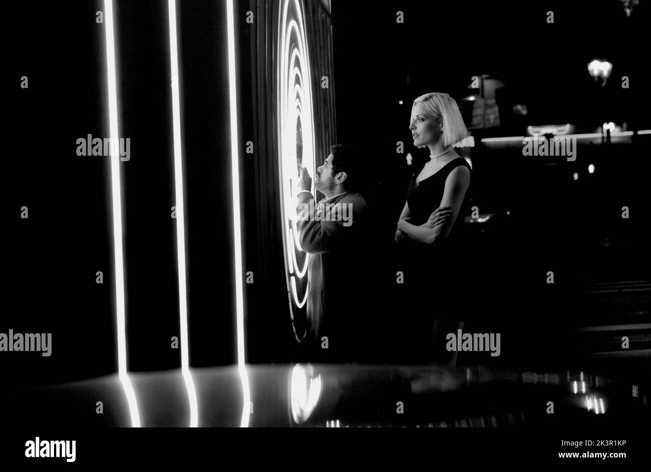 Jamel Debbouze & Rie Rasmussen film: Angel-A (2005) personnages: Andre & Angel-A réalisateur: Luc Besson 21 décembre 2005 **AVERTISSEMENT** cette photographie est à usage éditorial exclusif et est le copyright de CANAL+ et/ou le photographe assigné par la Société de film ou de production et ne peut être reproduite que par des publications dans le cadre de la promotion du film ci-dessus. Un crédit obligatoire pour CANAL+ est requis. Le photographe doit également être crédité lorsqu'il est connu. Aucune utilisation commerciale ne peut être accordée sans l'autorisation écrite de la Société du film. Banque D'Images