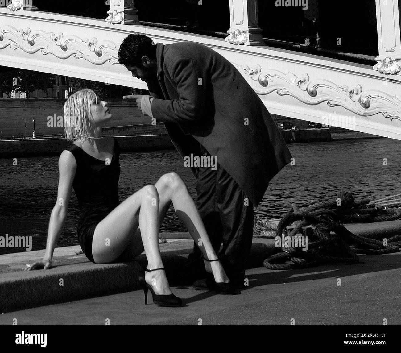 Rie Rasmussen & Jamel Debbouze film: Angel-A (2005) personnages: Angel-A & Andre Directeur: Luc Besson 21 décembre 2005 **AVERTISSEMENT** cette photographie est à usage éditorial exclusif et est le copyright de CANAL+ et/ou le photographe assigné par la Société de film ou de production et ne peut être reproduite que par des publications dans le cadre de la promotion du film ci-dessus. Un crédit obligatoire pour CANAL+ est requis. Le photographe doit également être crédité lorsqu'il est connu. Aucune utilisation commerciale ne peut être accordée sans l'autorisation écrite de la Société du film. Banque D'Images