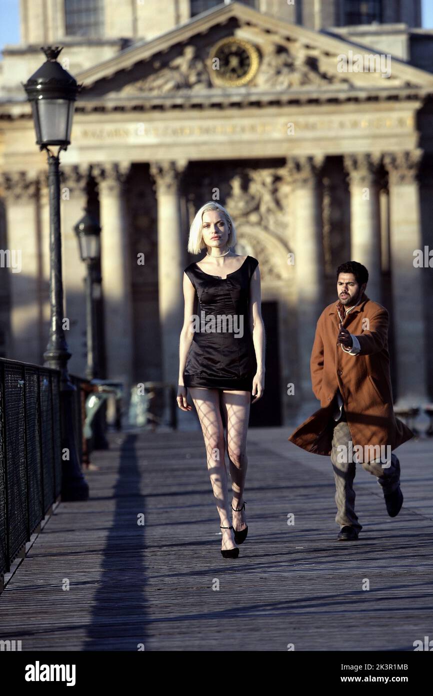 Rie Rasmussen & Jamel Debbouze film: Angel-A (2005) personnages: Angel-A & Andre Directeur: Luc Besson 21 décembre 2005 **AVERTISSEMENT** cette photographie est à usage éditorial exclusif et est le copyright de CANAL+ et/ou le photographe assigné par la Société de film ou de production et ne peut être reproduite que par des publications dans le cadre de la promotion du film ci-dessus. Un crédit obligatoire pour CANAL+ est requis. Le photographe doit également être crédité lorsqu'il est connu. Aucune utilisation commerciale ne peut être accordée sans l'autorisation écrite de la Société du film. Banque D'Images