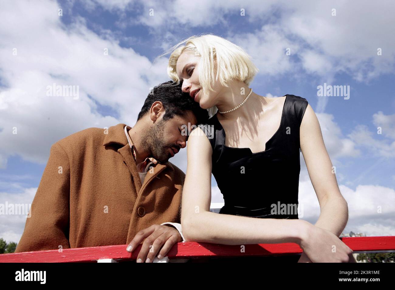 Jamel Debbouze & Rie Rasmussen film: Angel-A (2005) personnages: Andre & Angel-A réalisateur: Luc Besson 21 décembre 2005 **AVERTISSEMENT** cette photographie est à usage éditorial exclusif et est le copyright de CANAL+ et/ou le photographe assigné par la Société de film ou de production et ne peut être reproduite que par des publications dans le cadre de la promotion du film ci-dessus. Un crédit obligatoire pour CANAL+ est requis. Le photographe doit également être crédité lorsqu'il est connu. Aucune utilisation commerciale ne peut être accordée sans l'autorisation écrite de la Société du film. Banque D'Images