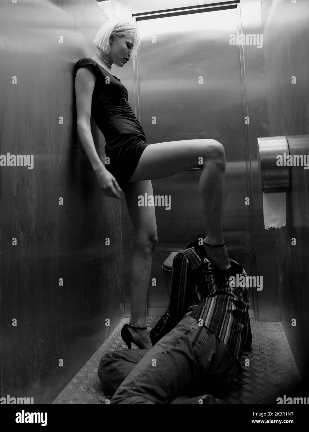 Rie Rasmussen & Jamel Debbouze film: Angel-A (2005) personnages: Angel-A & Andre Directeur: Luc Besson 21 décembre 2005 **AVERTISSEMENT** cette photographie est à usage éditorial exclusif et est le copyright de CANAL+ et/ou le photographe assigné par la Société de film ou de production et ne peut être reproduite que par des publications dans le cadre de la promotion du film ci-dessus. Un crédit obligatoire pour CANAL+ est requis. Le photographe doit également être crédité lorsqu'il est connu. Aucune utilisation commerciale ne peut être accordée sans l'autorisation écrite de la Société du film. Banque D'Images