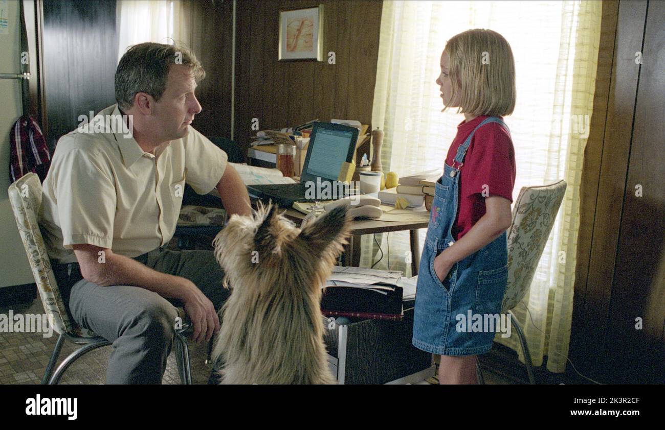 Jeff Daniels & Annasophia Robb film: Due of Winn-Dixie (USA 2005) personnages: Preacher & Opal / Literaturverfilmung (basé sur le livre de Kate Dicamillo) Directeur: Wayne Wang 26 janvier 2005 **AVERTISSEMENT** cette photographie est à usage éditorial exclusif et est le droit d'auteur de 20ZH CENTURY FOX et/ou le photographe assigné par la Société de film ou de production et ne peut être reproduite que par des publications dans le cadre de la promotion du film ci-dessus. Un crédit obligatoire à 20ZH CENTURY FOX est requis. Le photographe doit également être crédité lorsqu'il est connu. Aucune utilisation commerciale ne peut être accordée avec ou Banque D'Images