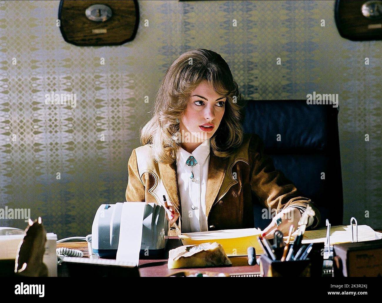 Anne Hathaway film: Brokeback Mountain (USA/CAN 2005) personnages: Lureen Newsome Directeur: ANG Lee 02 septembre 2005 **AVERTISSEMENT** cette photographie est destinée à un usage éditorial exclusif et est protégée par les droits d'auteur des FONCTIONS FOCUS et/ou du photographe attribué par la Société de film ou de production et ne peut être reproduite que par des publications en conjonction avec la promotion du film ci-dessus. Un crédit obligatoire est requis pour LES FONCTIONNALITÉS DE CONCENTRATION. Le photographe doit également être crédité lorsqu'il est connu. Aucune utilisation commerciale ne peut être accordée sans l'autorisation écrite de la Société du film. Banque D'Images