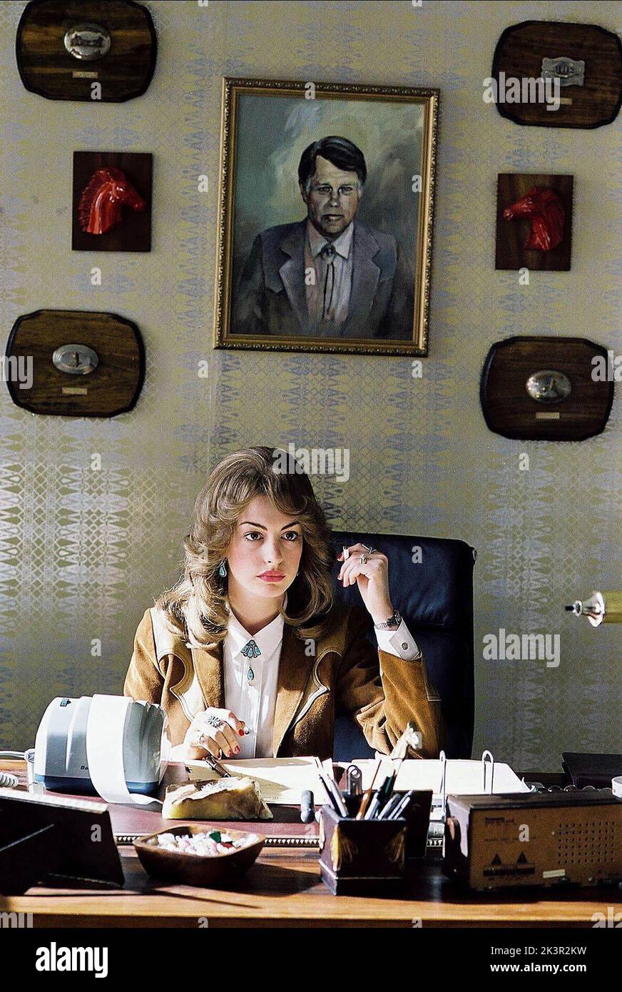 Anne Hathaway film: Brokeback Mountain (USA/CAN 2005) personnages: Lureen Newsome Directeur: ANG Lee 02 septembre 2005 **AVERTISSEMENT** cette photographie est destinée à un usage éditorial exclusif et est protégée par les droits d'auteur des FONCTIONS FOCUS et/ou du photographe attribué par la Société de film ou de production et ne peut être reproduite que par des publications en conjonction avec la promotion du film ci-dessus. Un crédit obligatoire est requis pour LES FONCTIONNALITÉS DE CONCENTRATION. Le photographe doit également être crédité lorsqu'il est connu. Aucune utilisation commerciale ne peut être accordée sans l'autorisation écrite de la Société du film. Banque D'Images