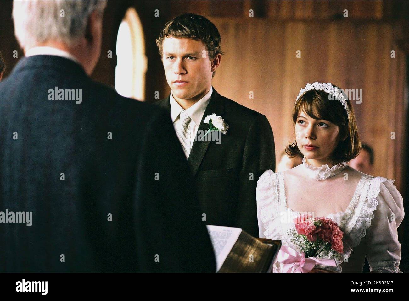 Heath Ledger & Michelle Williams film: Brokeback Mountain (USA/CAN 2005) personnages: Ennis Del Mar & Alma Directeur: ANG Lee 02 septembre 2005 **AVERTISSEMENT** cette photographie est destinée à un usage éditorial exclusif et est protégée par les droits d'auteur des FONCTIONS FOCUS et/ou du photographe attribué par la Société de film ou de production et ne peut être reproduite que par des publications en conjonction avec la promotion du film ci-dessus. Un crédit obligatoire est requis pour LES FONCTIONNALITÉS DE CONCENTRATION. Le photographe doit également être crédité lorsqu'il est connu. Aucune utilisation commerciale ne peut être accordée sans l'autorisation écrite de la Société du film. Banque D'Images