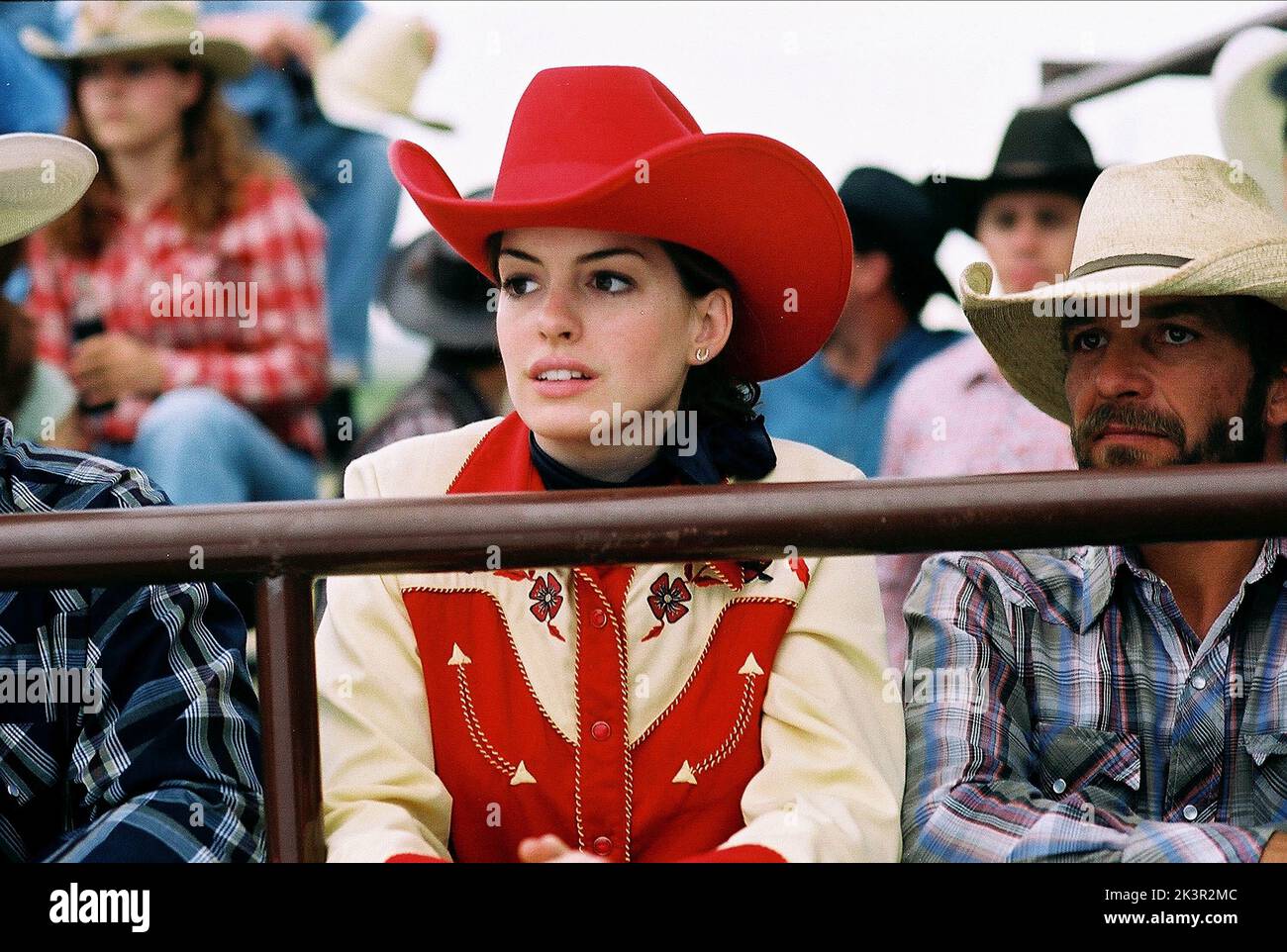 Anne Hathaway film: Brokeback Mountain (USA/CAN 2005) personnages: Lureen Newsome Directeur: ANG Lee 02 septembre 2005 **AVERTISSEMENT** cette photographie est destinée à un usage éditorial exclusif et est protégée par les droits d'auteur des FONCTIONS FOCUS et/ou du photographe attribué par la Société de film ou de production et ne peut être reproduite que par des publications en conjonction avec la promotion du film ci-dessus. Un crédit obligatoire est requis pour LES FONCTIONNALITÉS DE CONCENTRATION. Le photographe doit également être crédité lorsqu'il est connu. Aucune utilisation commerciale ne peut être accordée sans l'autorisation écrite de la Société du film. Banque D'Images