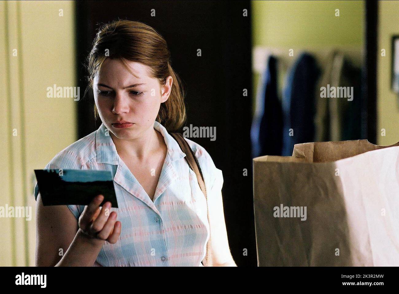 Michelle Williams film: Brokeback Mountain (USA/CAN 2005) personnages: Alma Directeur: ANG Lee 02 septembre 2005 **AVERTISSEMENT** cette photographie est destinée à un usage éditorial exclusif et est protégée par les droits d'auteur des FONCTIONS FOCUS et/ou du photographe attribué par la Société de film ou de production et ne peut être reproduite que par des publications en conjonction avec la promotion du film ci-dessus. Un crédit obligatoire est requis pour LES FONCTIONNALITÉS DE CONCENTRATION. Le photographe doit également être crédité lorsqu'il est connu. Aucune utilisation commerciale ne peut être accordée sans l'autorisation écrite de la Société du film. Banque D'Images