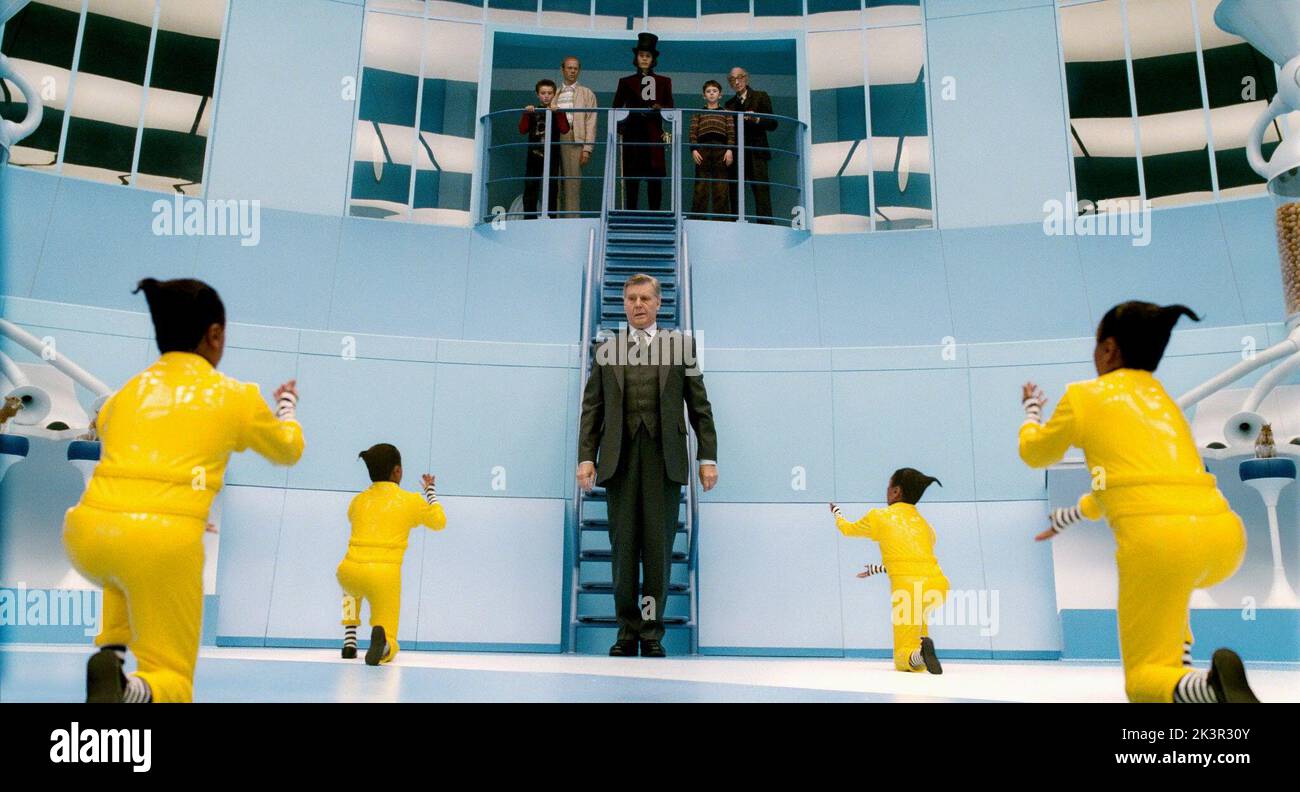 Jordan Fry, Adam Godley, James Fox, Johnny Depp, Freddie Highmore & David Kelly film: Charlie and the Chocolate Factory (USA/UK/AUS 2005) personnages: Mike Teavee,M. Teavee, M. Salt, Willy Wonka, Charlie Bucket et Grandpa Joe Directeur : Tim Burton 10 juillet 2005 **AVERTISSEMENT** cette photographie est à usage éditorial exclusif et est le copyright de WARNER BROS. Et/ou le photographe assigné par la Société de film ou de production et ne peut être reproduite que par des publications dans le cadre de la promotion du film ci-dessus. Un crédit obligatoire pour WARNER BROS est requis. Le photographe doit également être un bon de crédit Banque D'Images