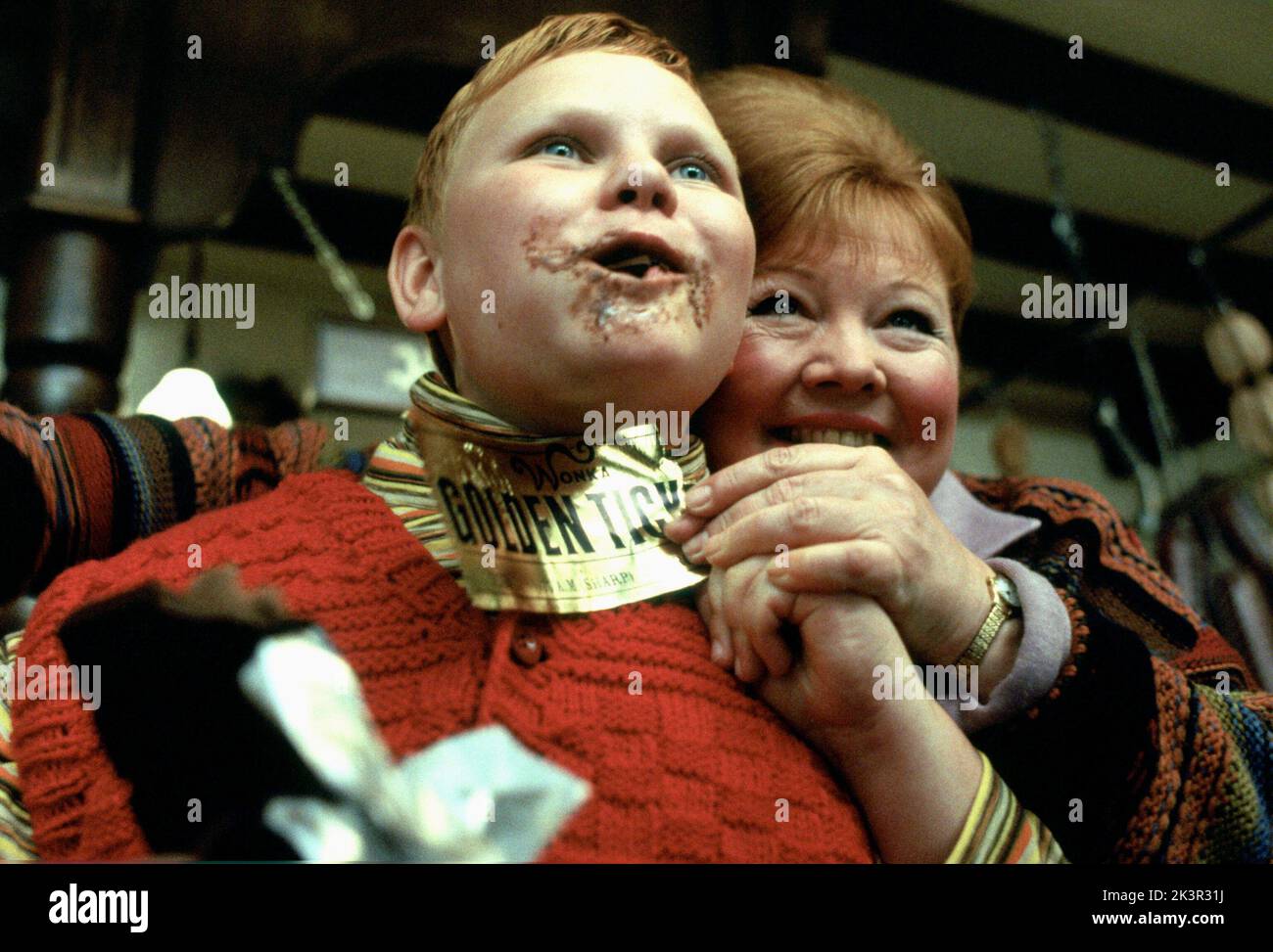 Philip Wiegratz & Franziska Troegner film: Charlie and the Chocolate Factory (USA/UK/AUS 2005) personnages: Augustus Gloop & Mme Gloop Directeur: Tim Burton 10 juillet 2005 **AVERTISSEMENT** cette photographie est à usage éditorial exclusif et est le copyright de WARNER BROS. Et/ou le photographe assigné par la Société de film ou de production et ne peut être reproduite que par des publications dans le cadre de la promotion du film ci-dessus. Un crédit obligatoire pour WARNER BROS est requis. Le photographe doit également être crédité lorsqu'il est connu. Aucune utilisation commerciale ne peut être accordée sans l'autorisation écrite du film Banque D'Images