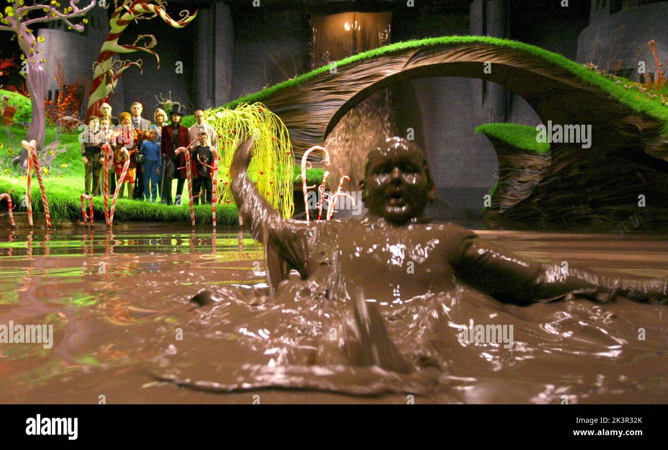 Philip Wiegratz, Freddie Highmore, David Kelly, Adam Godley, Jordan Fry, Franziska Troegner, Annasophia Robb, James Fox, Missi Pyle & Julia film d'hiver: Charlie and the Chocolate Factory (USA/UK/AUS 2005) personnages: Augustus Gloop,Charlie Bucket,Grandpa Joe,M. Teavee, Mike Teavee, Mme Gloop,Violet Beauregarde,M. Salt, Mme Beauregarde & Veruca Salt Director: Tim Burton 10 juillet 2005 **AVERTISSEMENT** cette photographie est à usage éditorial exclusif et est le copyright de WARNER BROS. Et/ou le photographe assigné par la Société de film ou de production et ne peut être reproduite que par des publications en conjunc Banque D'Images