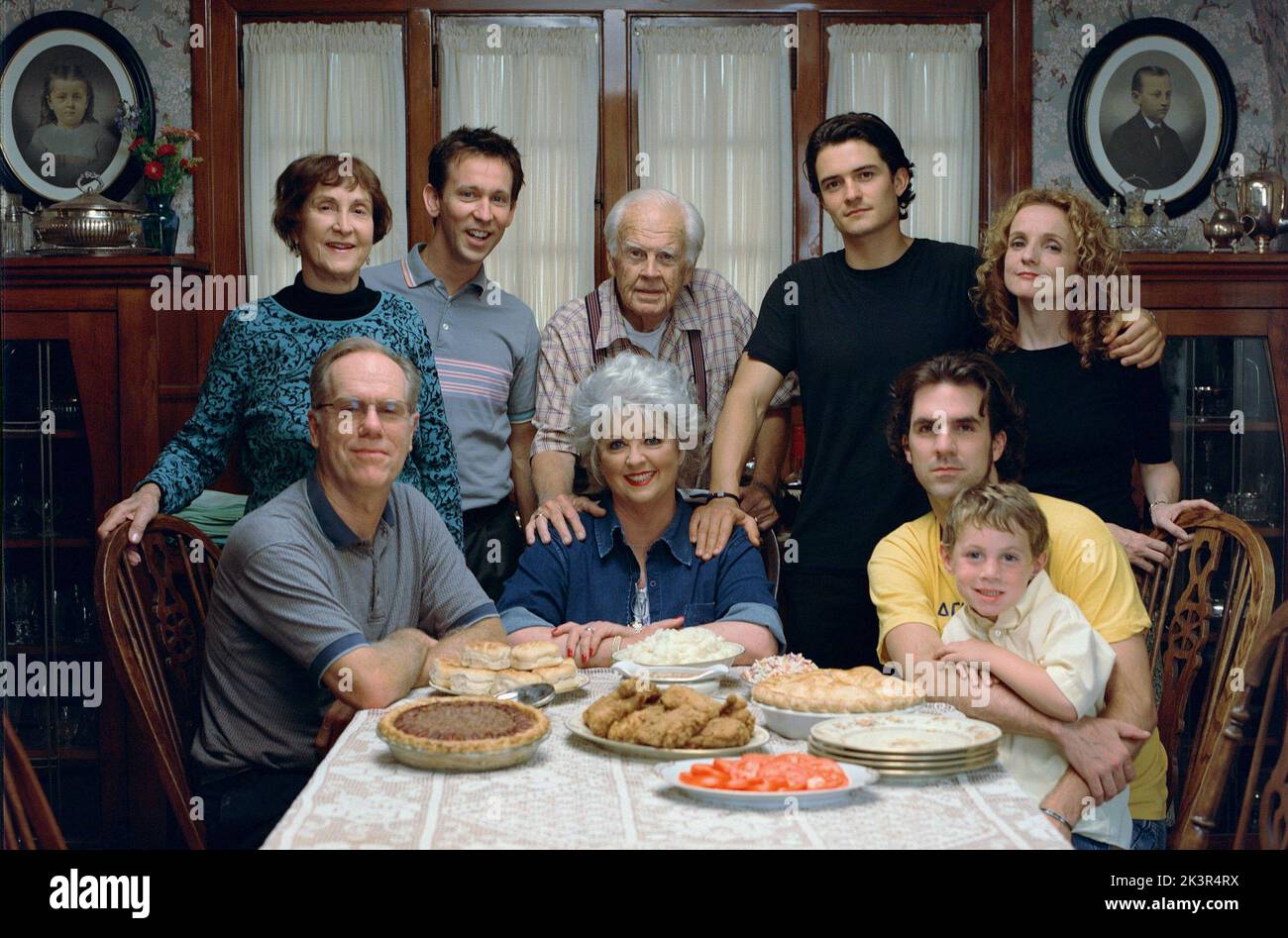 Alice Marie Crowe, Michael Naughton, Dan Biggers, Orlando Bloom, Patty Griffin, Loudon Wainwright III, Paula Deen & Paul Schneider film : Elizabethtown (USA 2005) personnages : tante Lena, une autre cousine, oncle Roy, Drew Baylor, Sharon, oncle Dale, tante Dora & Jessie Baylor Directeur : Cameron Crowe 04 septembre 2005 **AVERTISSEMENT** cette photographie est destinée à un usage éditorial exclusif et est le droit d'auteur de PARAMOUNT et/ou du photographe assigné par la Société de film ou de production et ne peut être reproduite que par des publications en conjonction avec la promotion du film ci-dessus. Un crédit obligatoire à PARAMOUNT est requis Banque D'Images