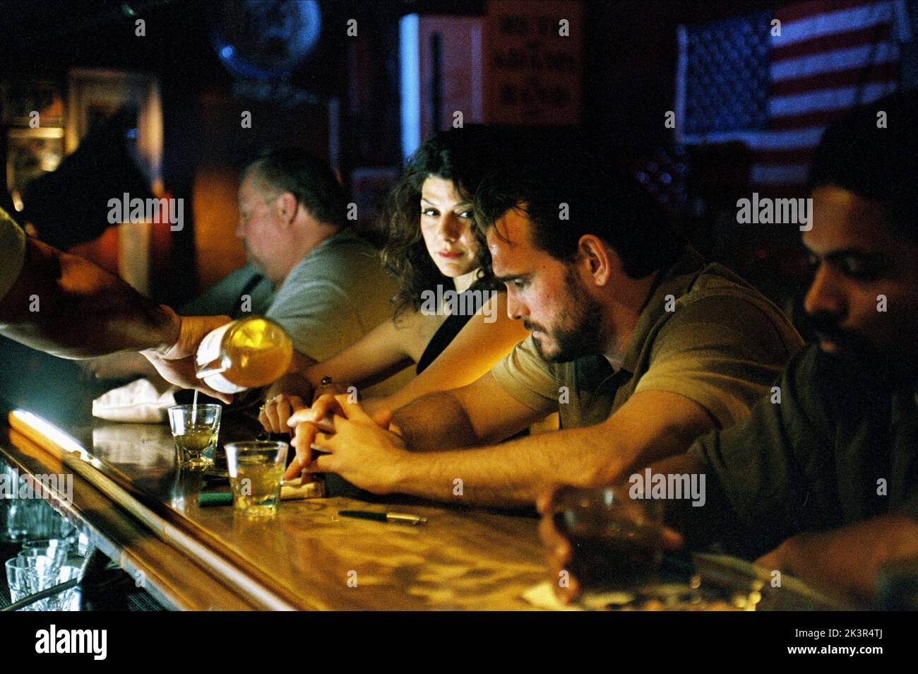 Marisa Tomei & Matt Dillon film: Factotum (2005) personnages: Laura & Hank Chinaski Directeur: Bent Hamer 12 avril 2005 **AVERTISSEMENT** cette photographie est à usage éditorial exclusif et est le droit d'auteur de CANAL+ et/ou le photographe assigné par la Société de film ou de production et ne peut être reproduite que par des publications en conjonction avec la promotion du film ci-dessus. Un crédit obligatoire pour CANAL+ est requis. Le photographe doit également être crédité lorsqu'il est connu. Aucune utilisation commerciale ne peut être accordée sans l'autorisation écrite de la Société du film. Banque D'Images