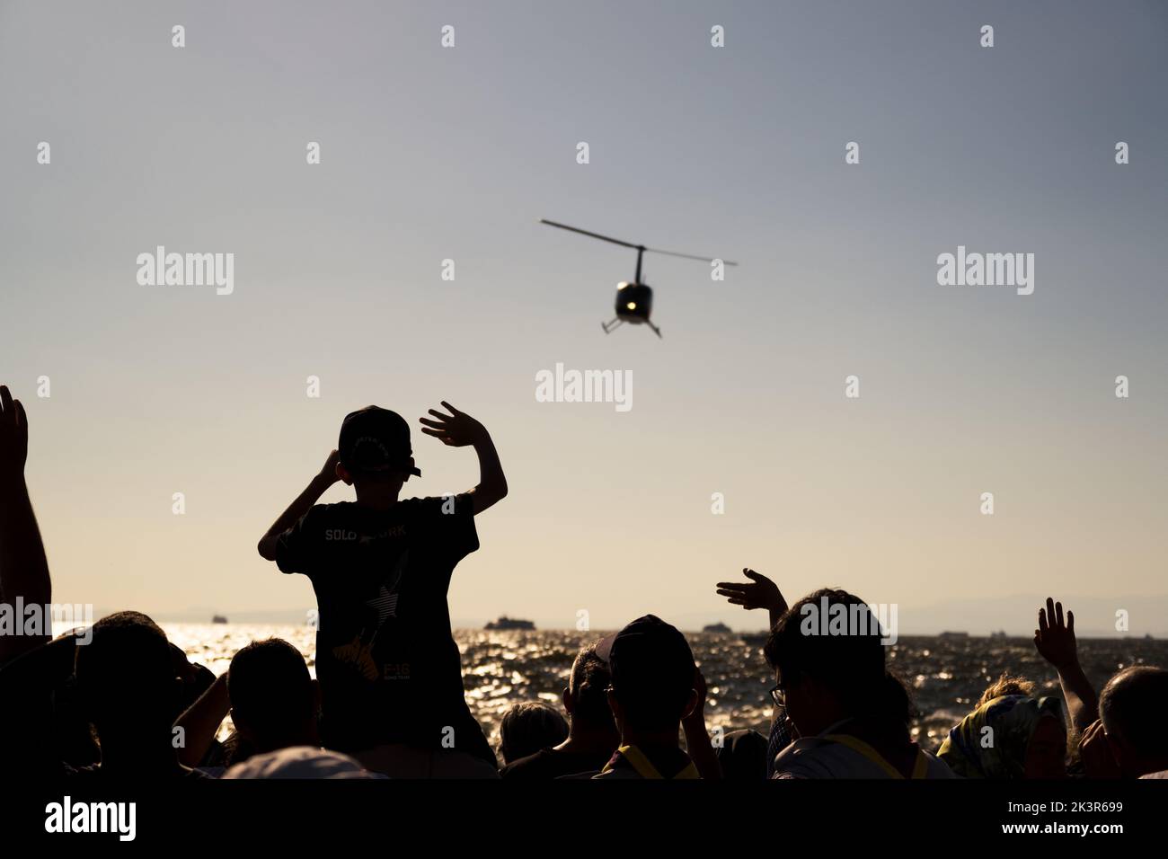 Izmir, Turquie - 9 septembre 2022: Tricopter sur le ciel et les gens surpeuplés regardant la manifestation sur les célébrations de la journée de liberté à Izmir Banque D'Images