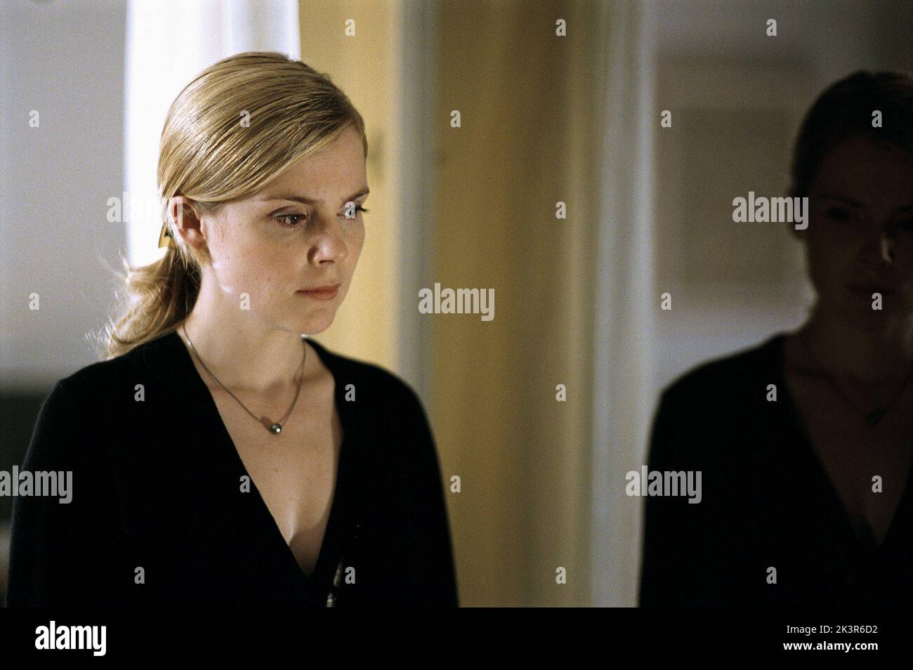 Isabelle Carre film: Dans ses mains; entre ses mains (2005) personnages: Claire Gauthier Directeur: Anne Fontaine 11 septembre 2005 **AVERTISSEMENT** cette photographie est à usage éditorial exclusif et est le droit d'auteur de PATHE et/ou du photographe assigné par la Société de film ou de production et ne peut être reproduite que par des publications dans le cadre de la promotion du film ci-dessus. Un crédit obligatoire pour le PATHE est requis. Le photographe doit également être crédité lorsqu'il est connu. Aucune utilisation commerciale ne peut être accordée sans l'autorisation écrite de la Société du film. Banque D'Images