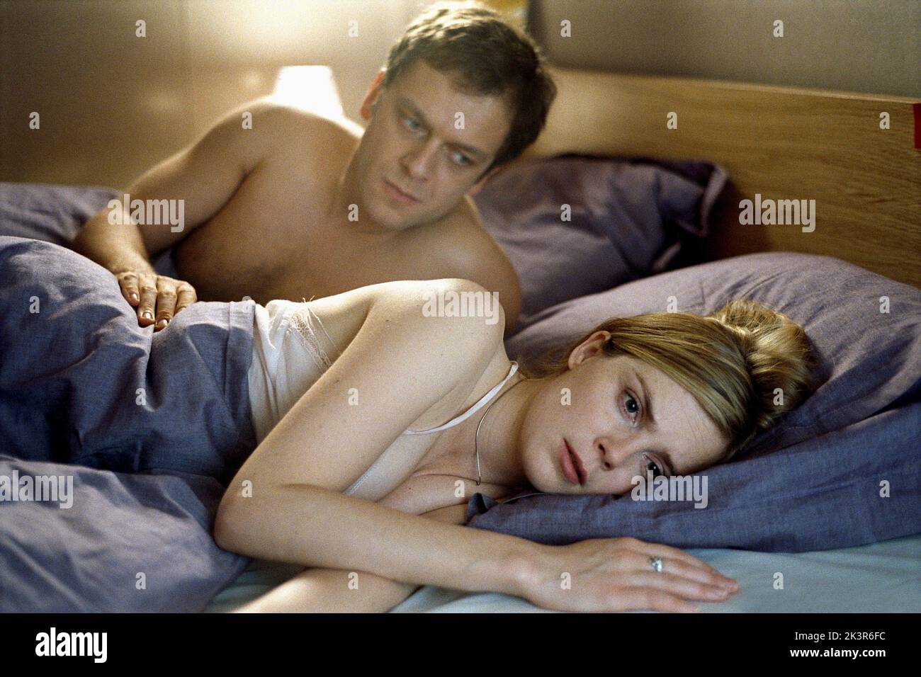 Jonathan Zaccai & Isabelle Carre film : entre ses mains ; entre ses mains (2005) personnages : Fabrice Gauthier & Claire Gauthier Directeur : Anne Fontaine 11 septembre 2005 **AVERTISSEMENT** cette photographie est à usage éditorial exclusif et est le droit d'auteur de PATHE et/ou du photographe assigné par la Société de film ou de production et ne peut être reproduite que par des publications dans le cadre de la promotion du film ci-dessus. Un crédit obligatoire pour le PATHE est requis. Le photographe doit également être crédité lorsqu'il est connu. Aucune utilisation commerciale ne peut être accordée sans l'autorisation écrite de la Société du film. Banque D'Images