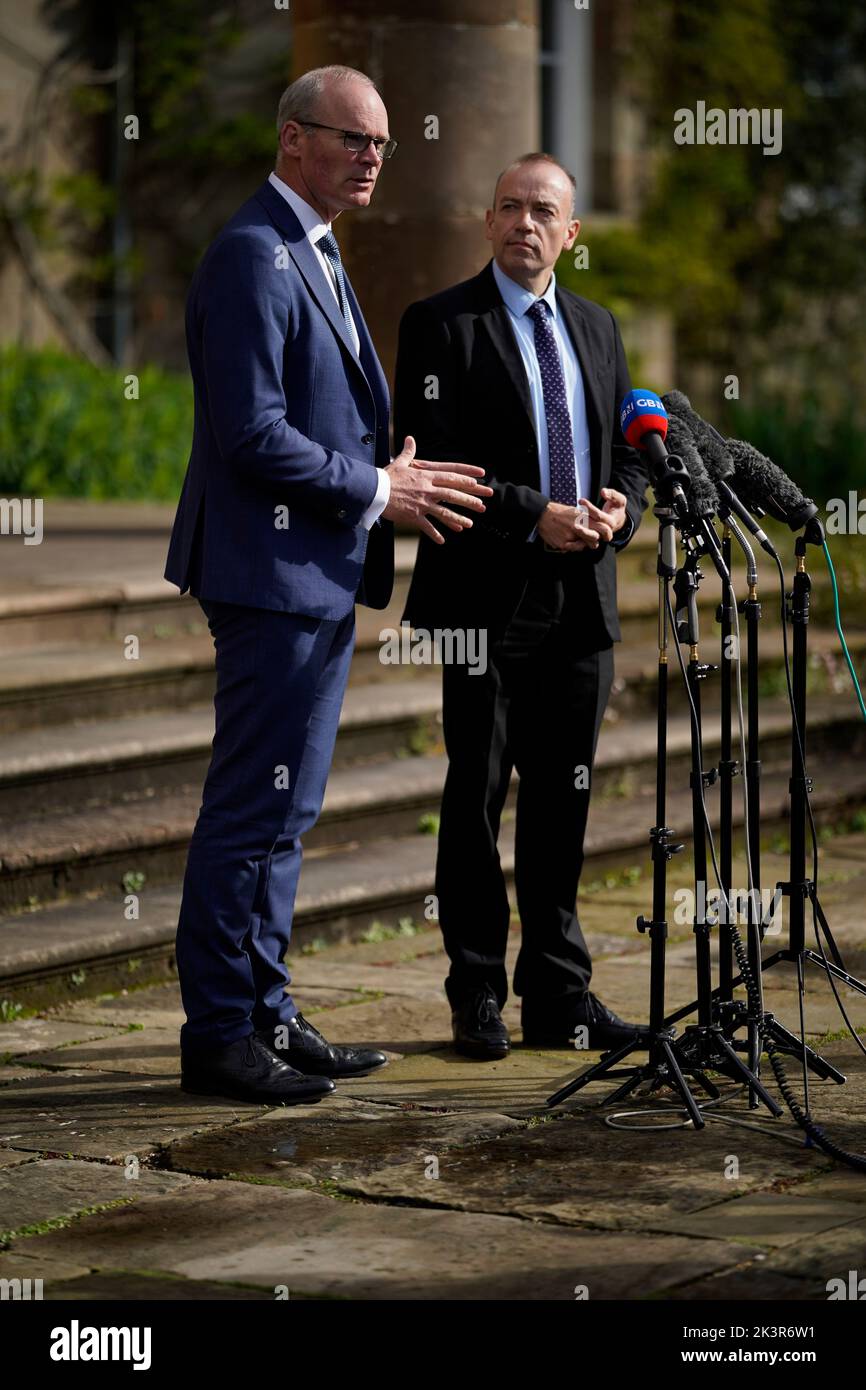 Le secrétaire d'Irlande du Nord, Chris Heaton-Harris, et le ministre irlandais des Affaires étrangères, Simon Coveney, lors d'une conférence de presse au château de Hillsborough, Co Down. Date de la photo: Mercredi 28 septembre 2022. Banque D'Images