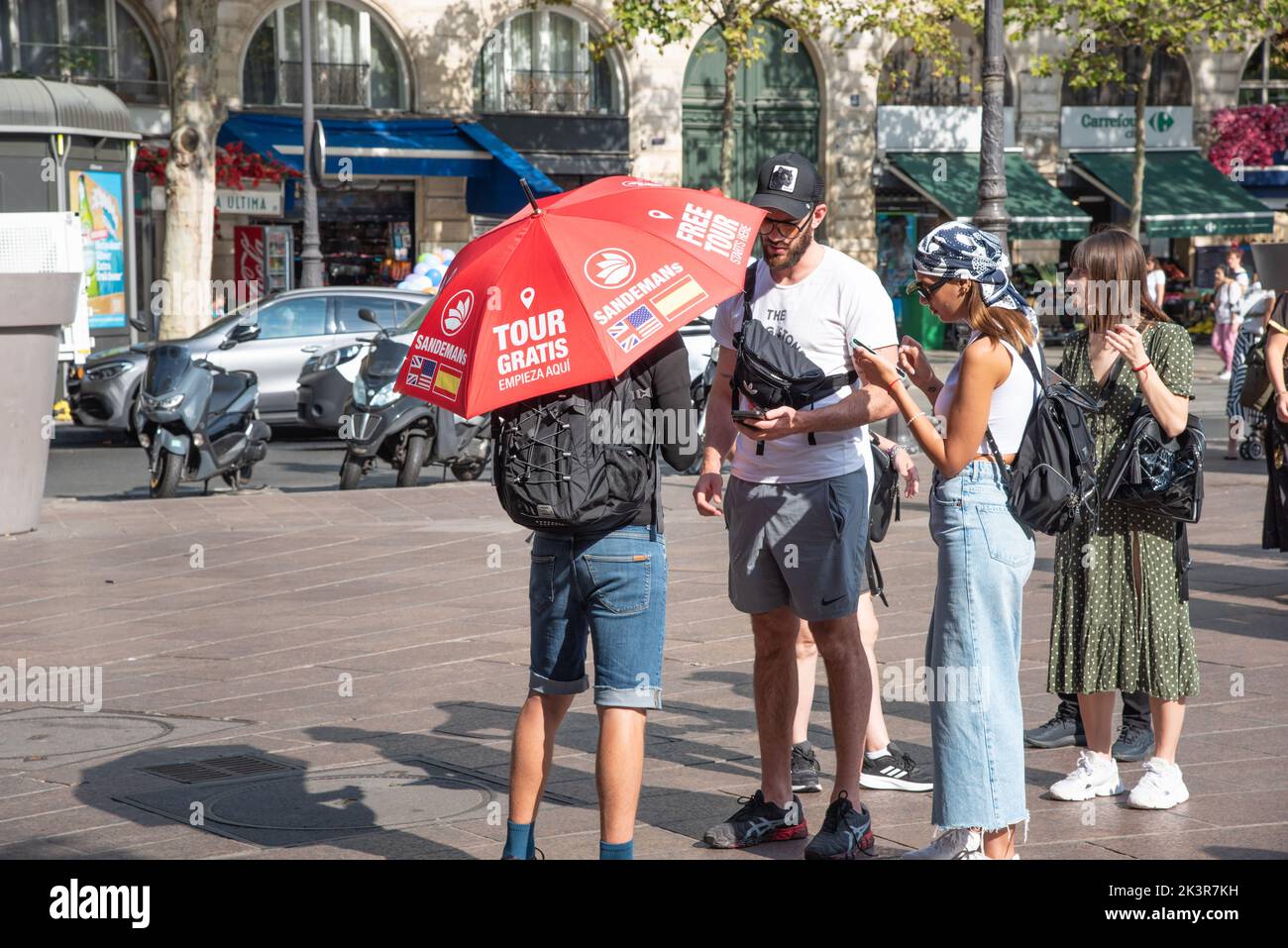 Paris, France. Août 2022. Un guide raconte son histoire aux touristes à Paris. Photo de haute qualité Banque D'Images