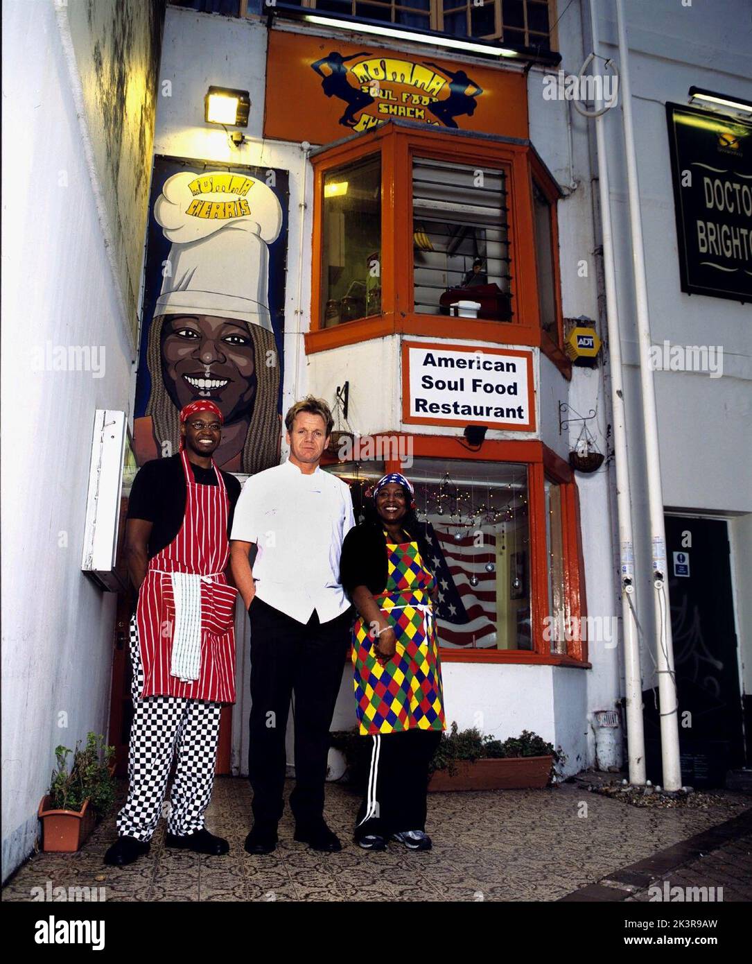 Gordon Ramsay & Charita Jones Television: Ramsay'S Kitchen Nightmares: Momma Cherri'S Soul Food Shack (2005) personnages: Lui (30 épisodes, 2004-2007) & Directeur: Christine Hall 07 juin 2005 **AVERTISSEMENT** cette photographie est destinée à un usage éditorial exclusif et est le droit d'auteur de la Société du film et/ou du photographe assigné par la Société du film ou de la production et ne peut être reproduite que par des publications dans le cadre de la promotion du film ci-dessus. Un crédit obligatoire pour la société de film est requis. Le photographe doit également être crédité lorsqu'il est connu. Aucune utilisation commerciale ne peut être accordée avec ou Banque D'Images