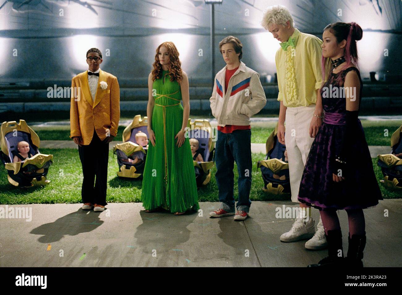 Dee-Jay Daniels, Danielle Panabaker, Michael Angarano, Nicholas Braun & Kelly Vitz film: Sky High (USA 2005) personnages: ,Layla Williams,Wwill Stronghold,Zach & Magenta Directeur: Mike Mitchell 24 juillet 2005 **AVERTISSEMENT** cette photographie est destinée à un usage éditorial exclusif et est protégée par les droits d'auteur de WALT DISNEY PICTURES et/ou du photographe attribué par la Société de film ou de production et ne peut être reproduite que par des publications dans le cadre de la promotion du film ci-dessus. Un crédit obligatoire pour LES IMAGES DE WALT DISNEY est requis. Le photographe doit également être crédité lorsqu'il est connu. Aucune utilisation commerciale ne peut Banque D'Images