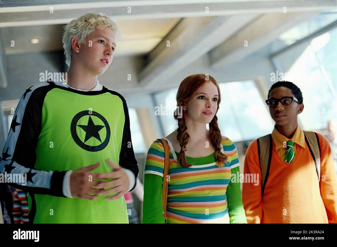 Nicholas Braun, Danielle Panabaker & Dee-Jay Daniels film: Sky High (USA 2005) personnages: Zach,Layla Williams & Director: Mike Mitchell 24 juillet 2005 **AVERTISSEMENT** cette photographie est destinée à un usage éditorial exclusif et est protégée par les droits d'auteur de WALT DISNEY PICTURES et/ou du photographe attribué par la Société de film ou de production et ne peut être reproduite que par des publications dans le cadre de la promotion du film ci-dessus. Un crédit obligatoire pour LES IMAGES DE WALT DISNEY est requis. Le photographe doit également être crédité lorsqu'il est connu. Aucune utilisation commerciale ne peut être accordée sans l'autorisation écrite du film COM Banque D'Images